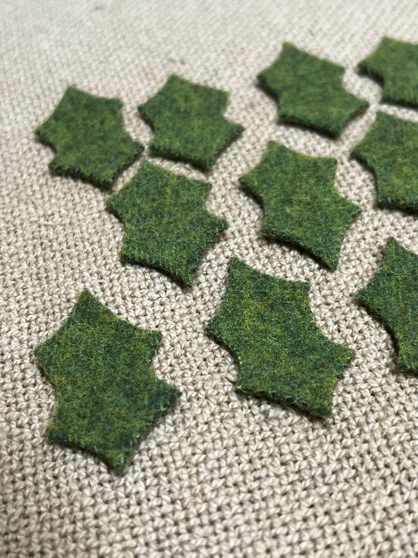 WOOL HOLLY LEAF, Small, 2"x 1"