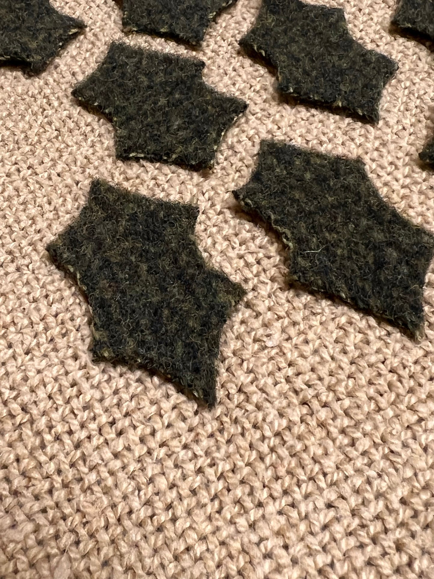 WOOL HOLLY LEAF, Small, 2"x 1"