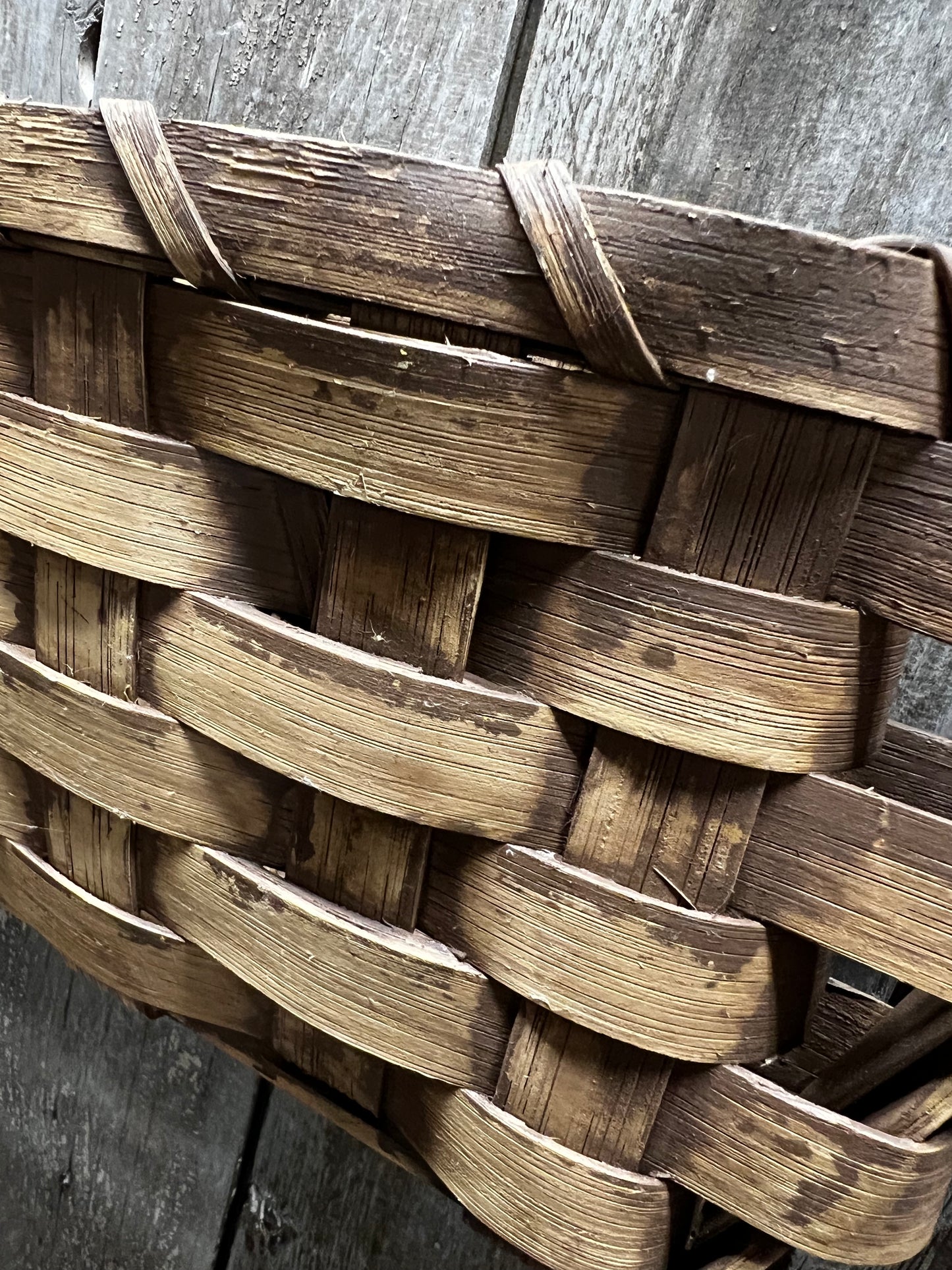 Basket, BETWEEN THE DOOR