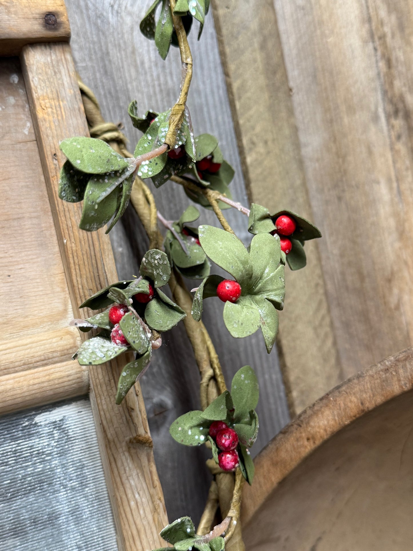 Garland, 48", GREEN LEAF & RED BERRY