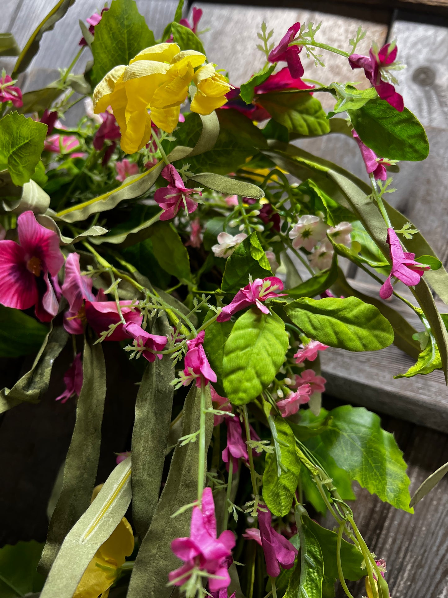 Wreath, 22", PINK PANSIES/YELLOW FLOWERS