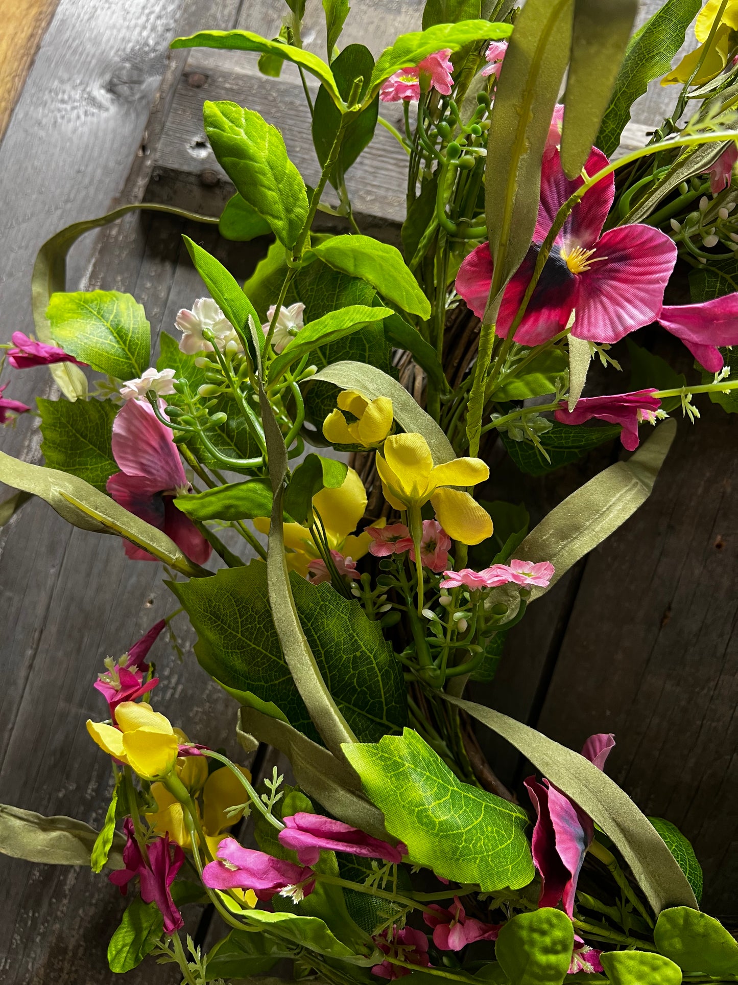 Wreath, 22", PINK PANSIES/YELLOW FLOWERS