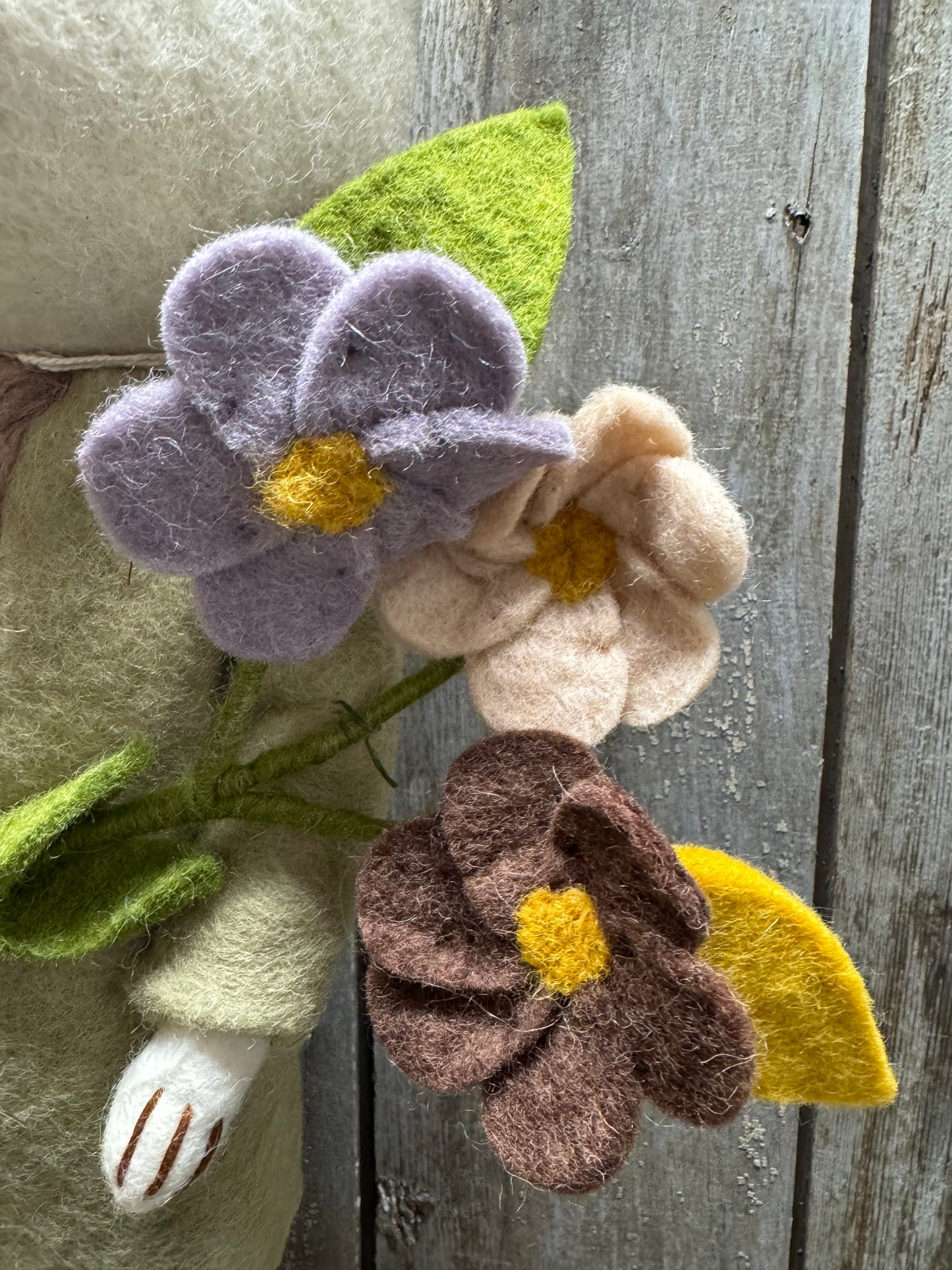 Bunny, X-Large, Felted, WHITE W/ TIE & DAISIES