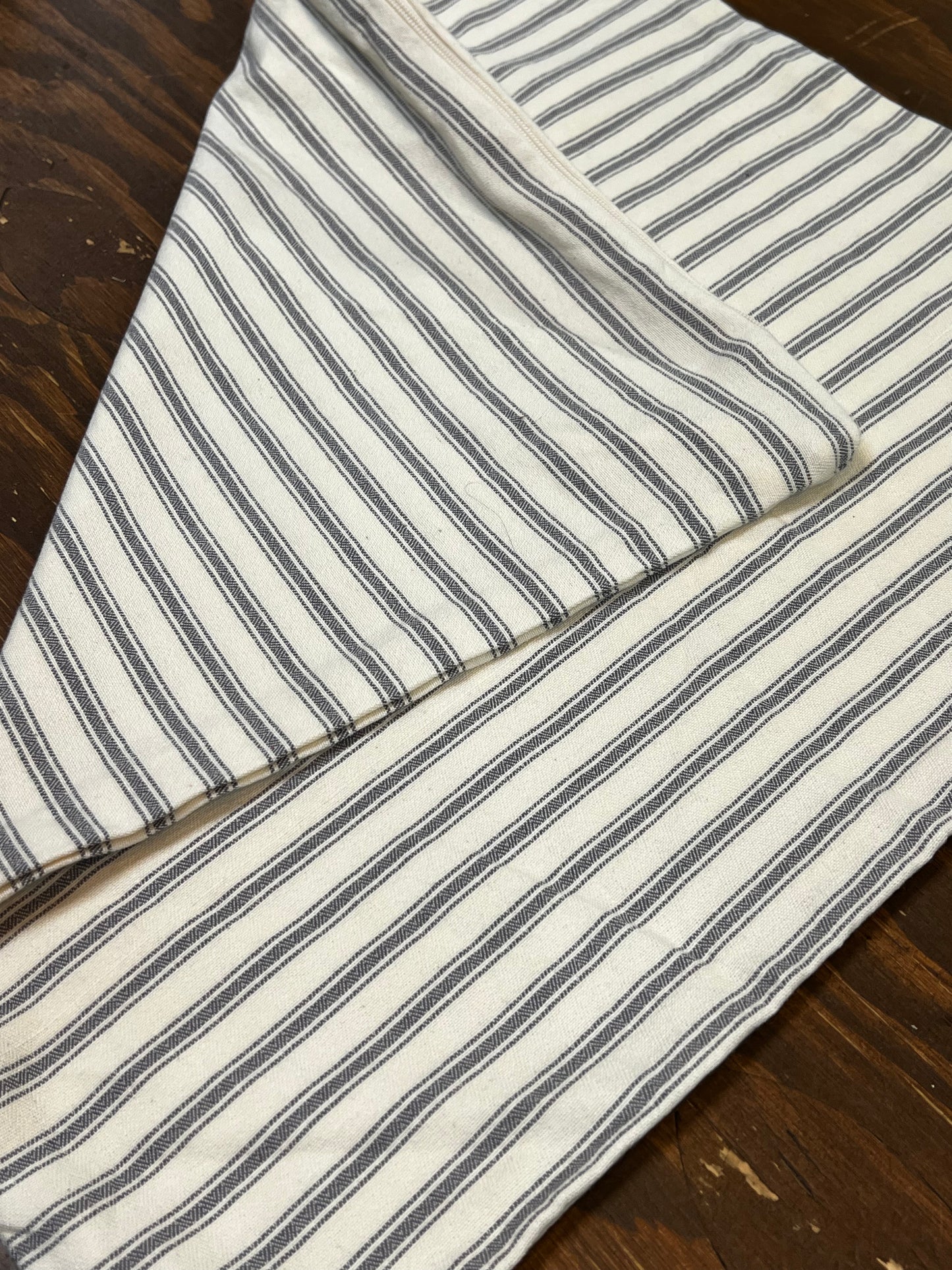 Pillow Case SET/2 ,18"x 18", Zippered, Family Heirloom Weavers, GRAY/WHITE
