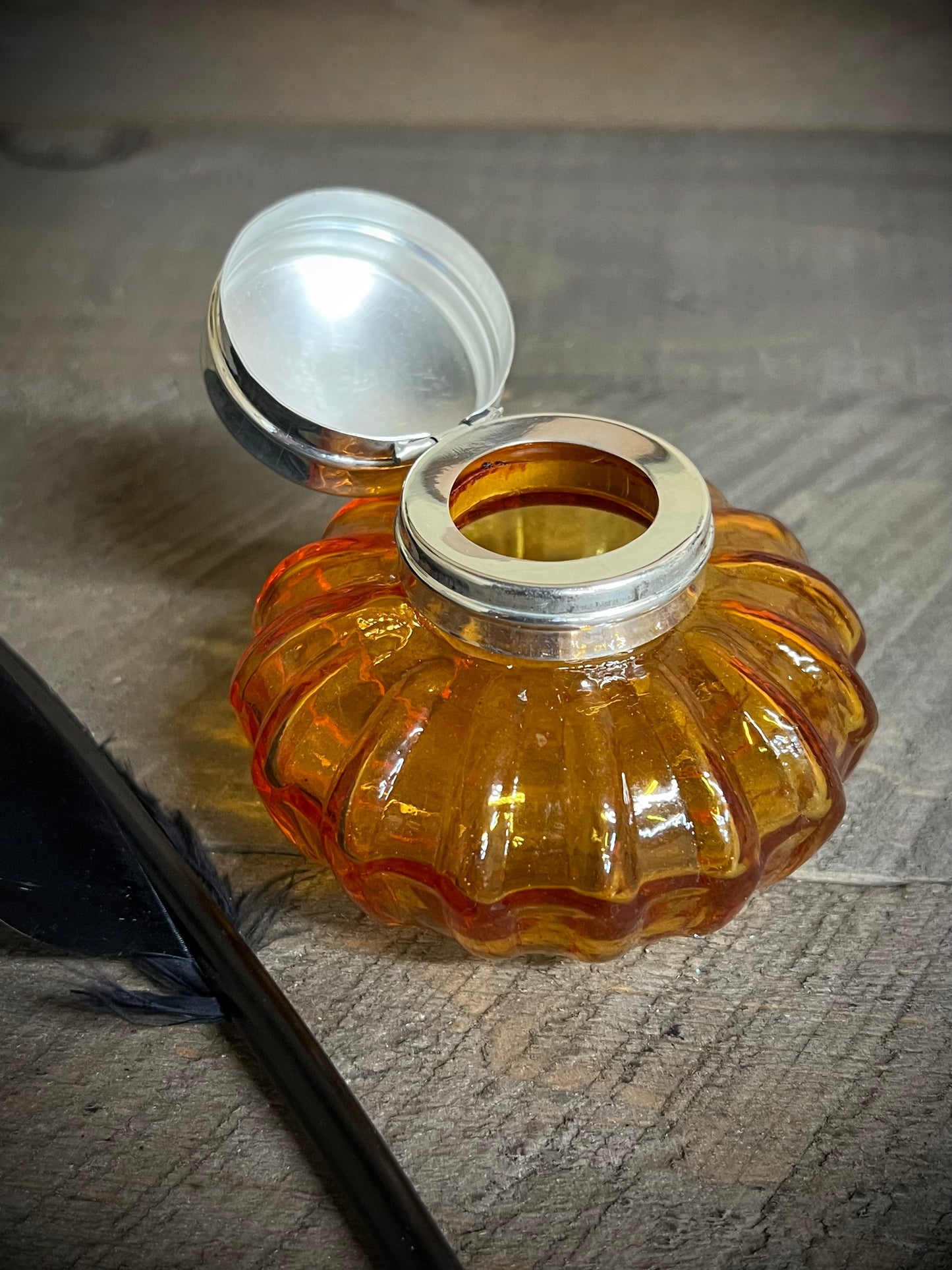 Inkwell, 3", Swirl Glass, AMBER