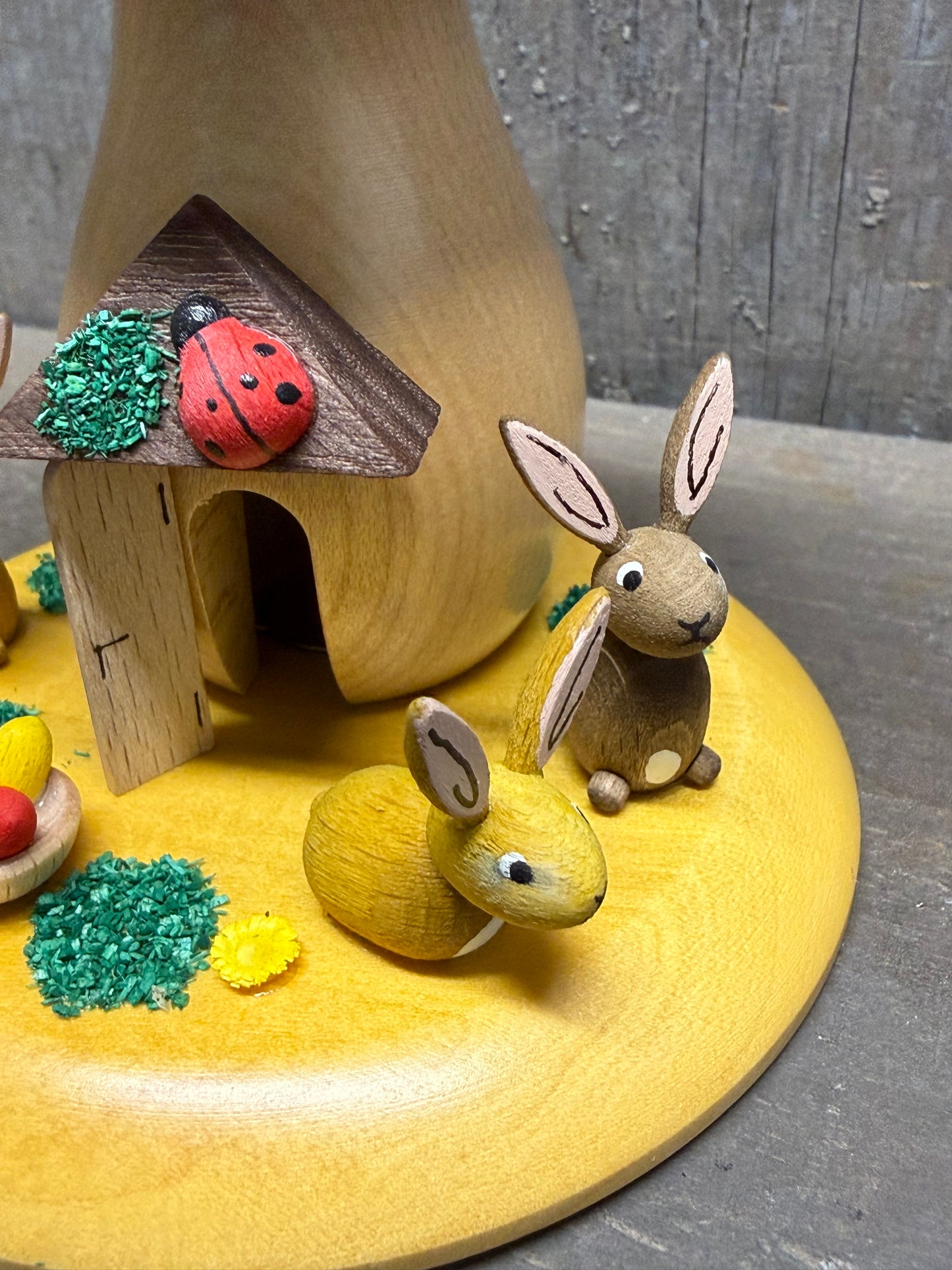 MUSHROOM W/BUNNIES, Smoker