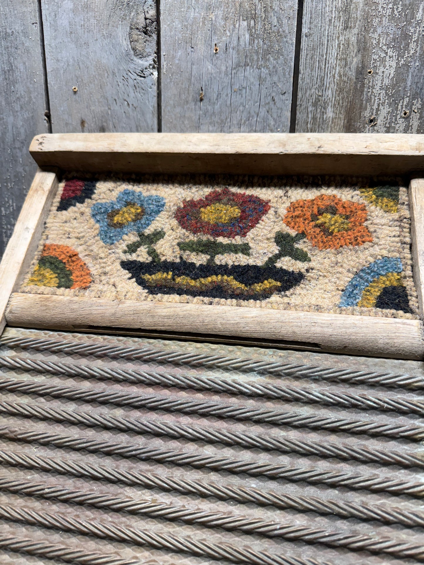 Hooked, Washboard, FOLK ART DAISIES