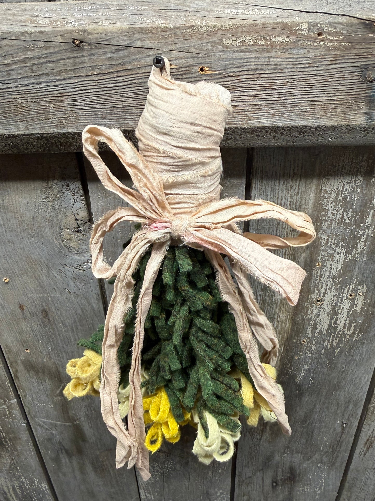 HANGING BOUQUET, 14", Wool