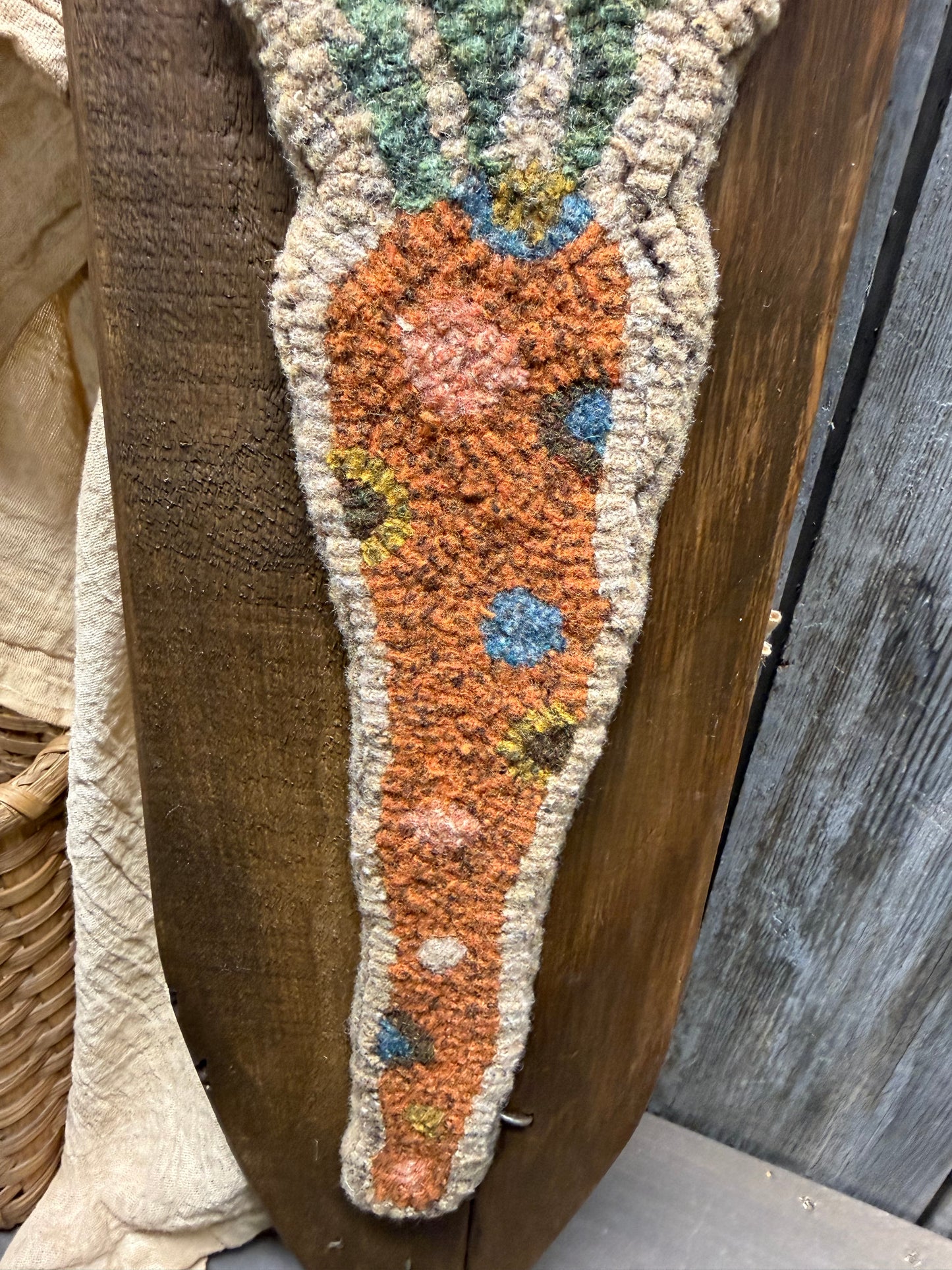 Hooked, Skinning Board, FOLK ART CARROT