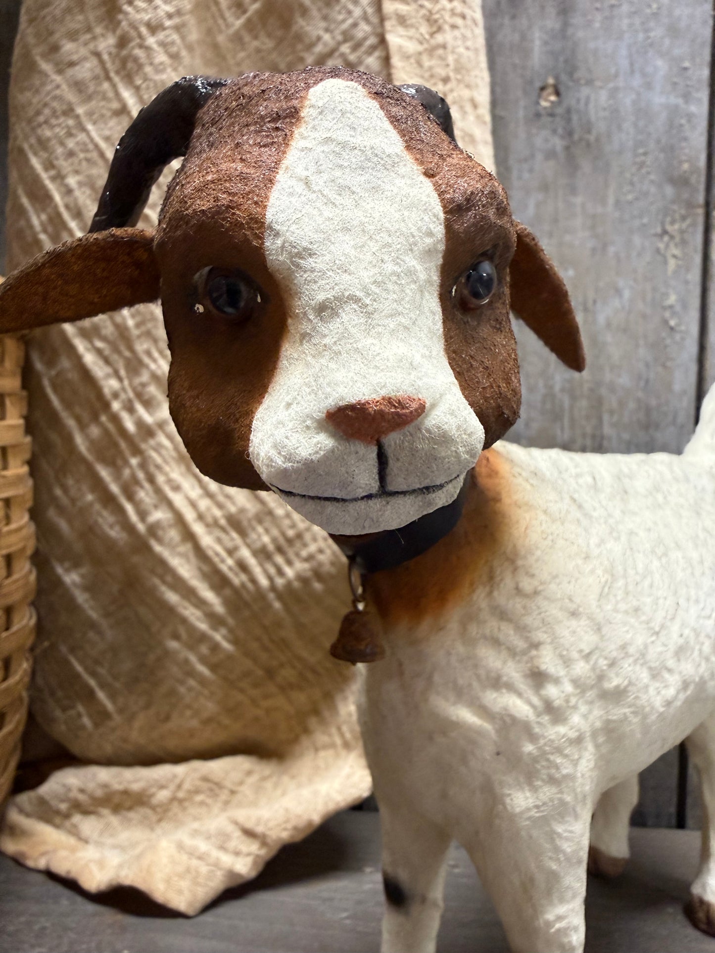 BROWN/WHITE GOAT, Large