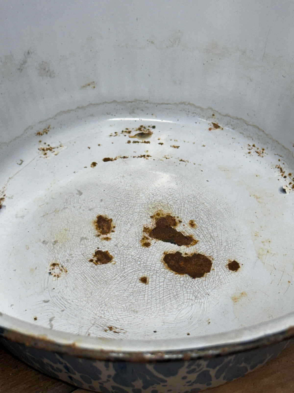 ENAMELWARE CASSEROLE, 9", BL/WH Swirl