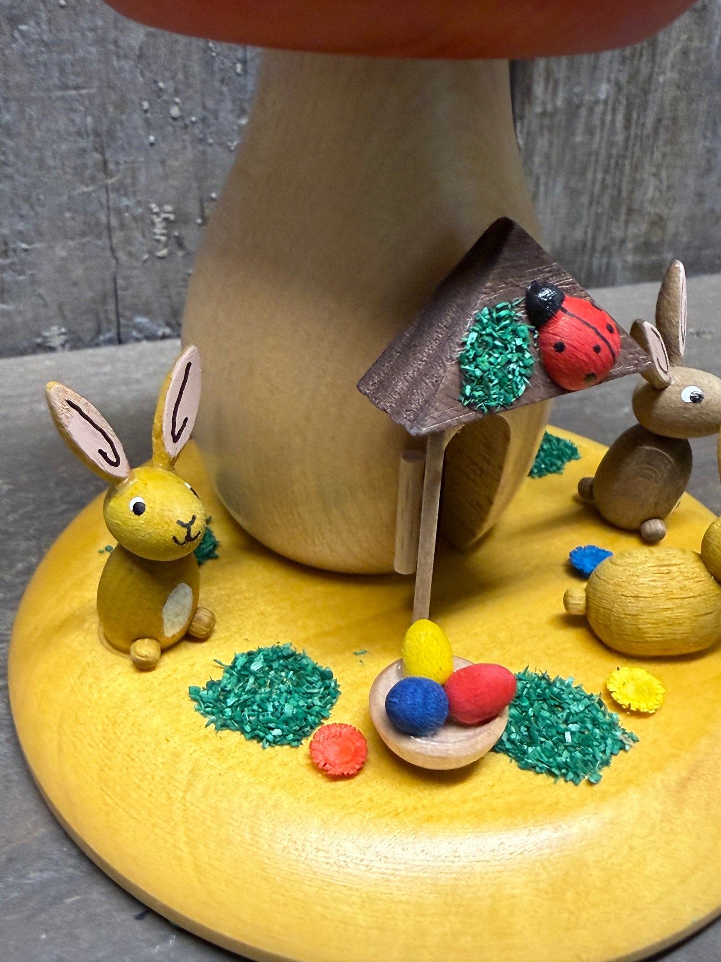 MUSHROOM W/BUNNIES, Smoker