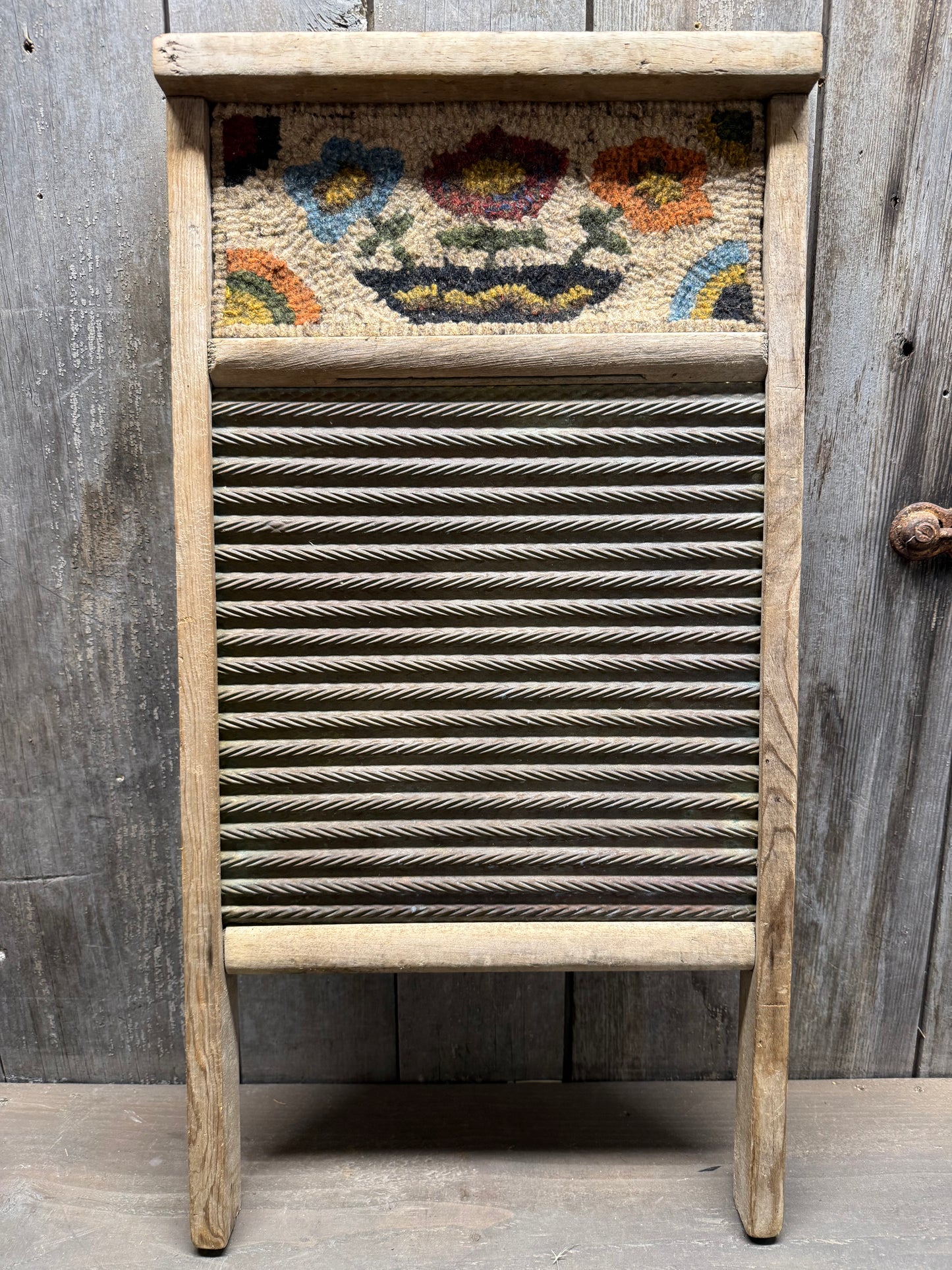 Hooked, Washboard, FOLK ART DAISIES