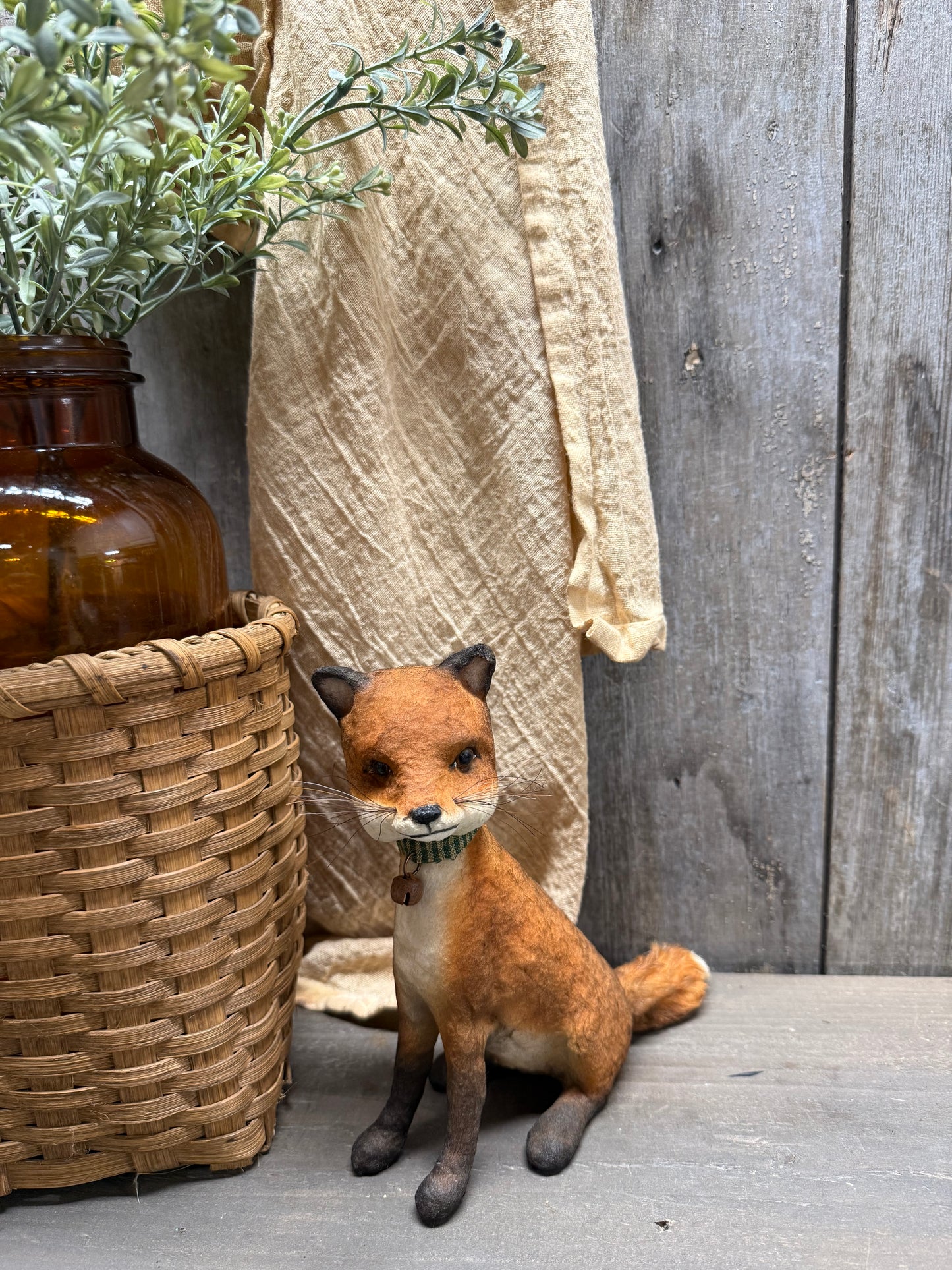 PIPPY FOX, Sitting