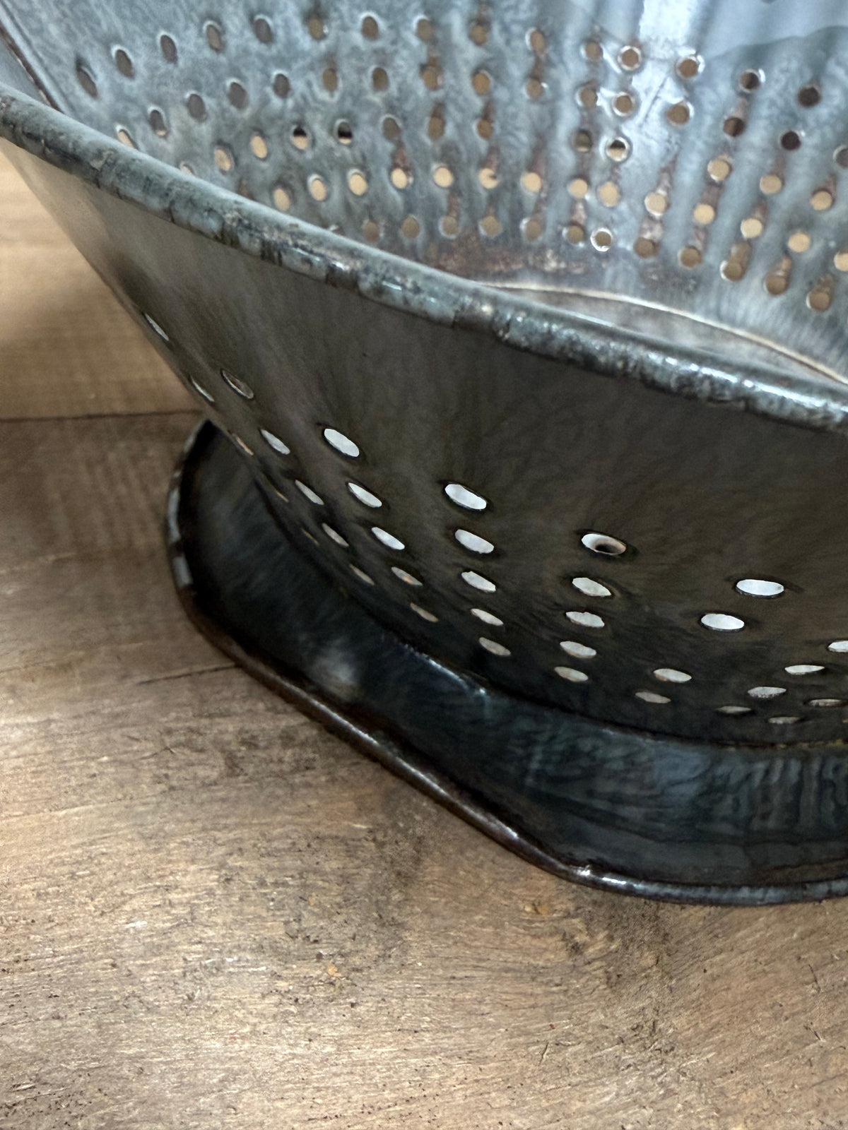 COLANDER, 10" Dented