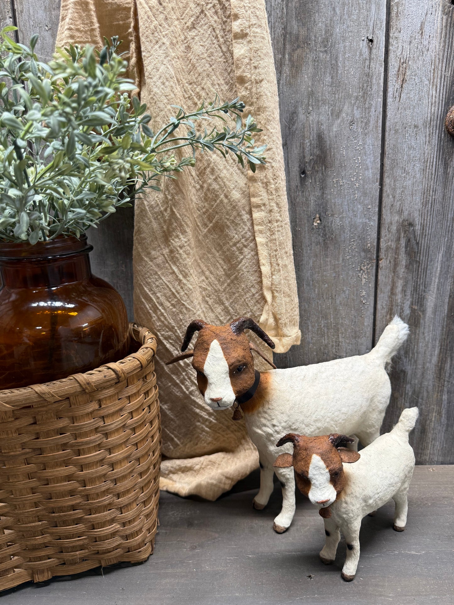 BROWN/WHITE GOAT, Large