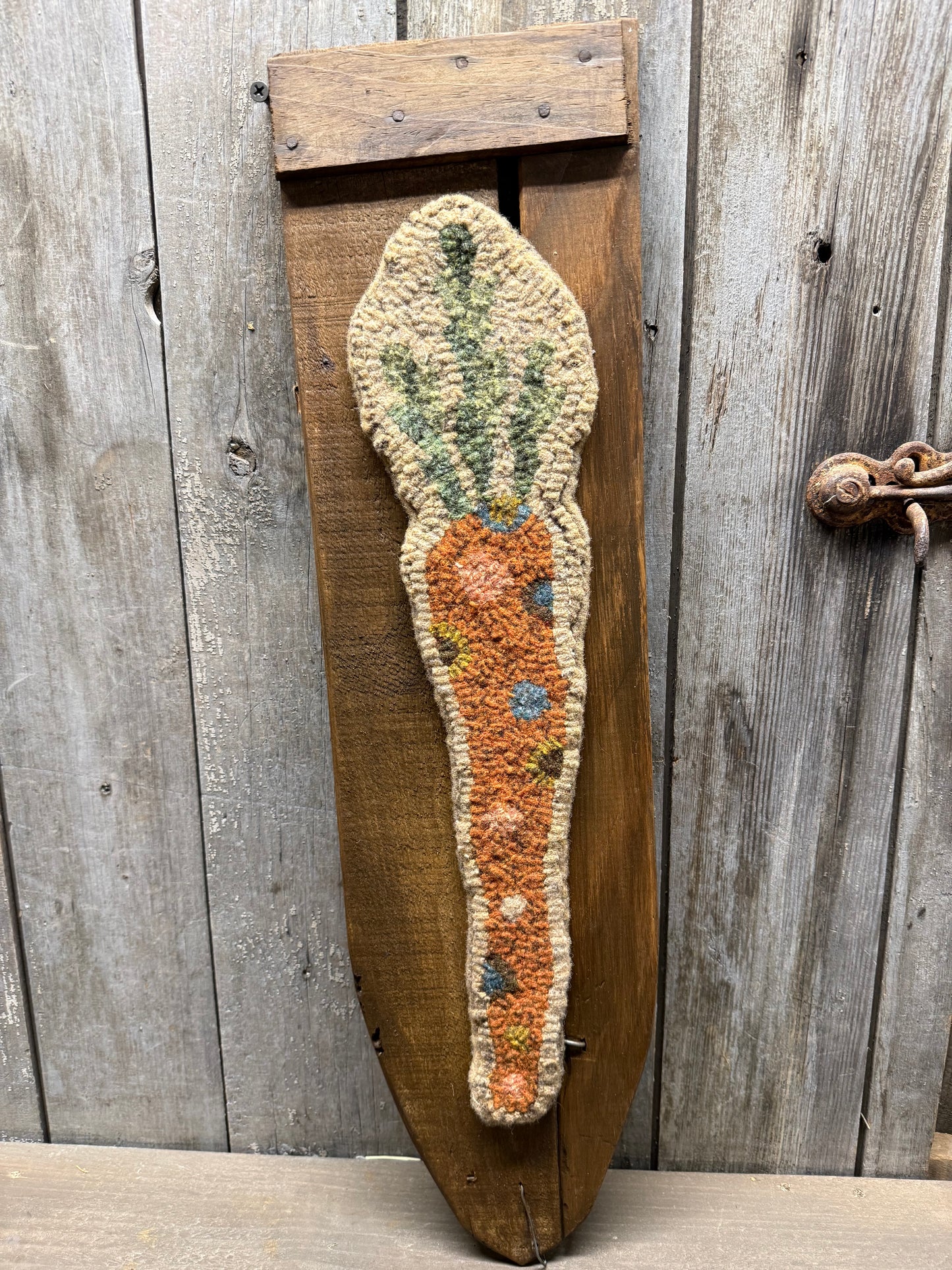 Hooked, Skinning Board, FOLK ART CARROT