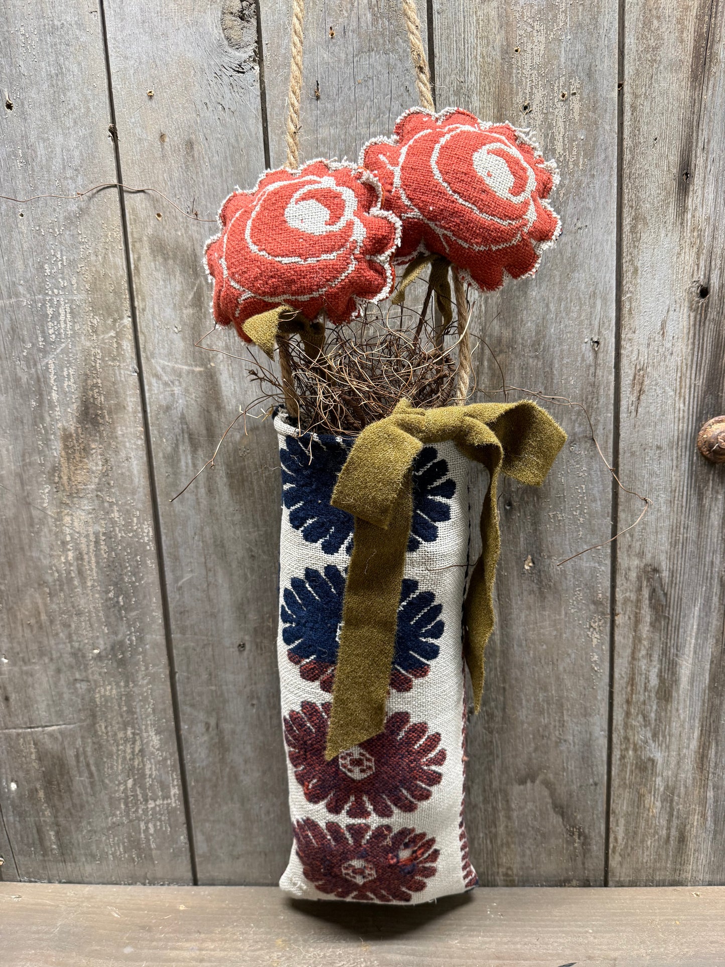Hanging Pocket, 30", BLUE & WHITE COVERLET/2 FLOWERS