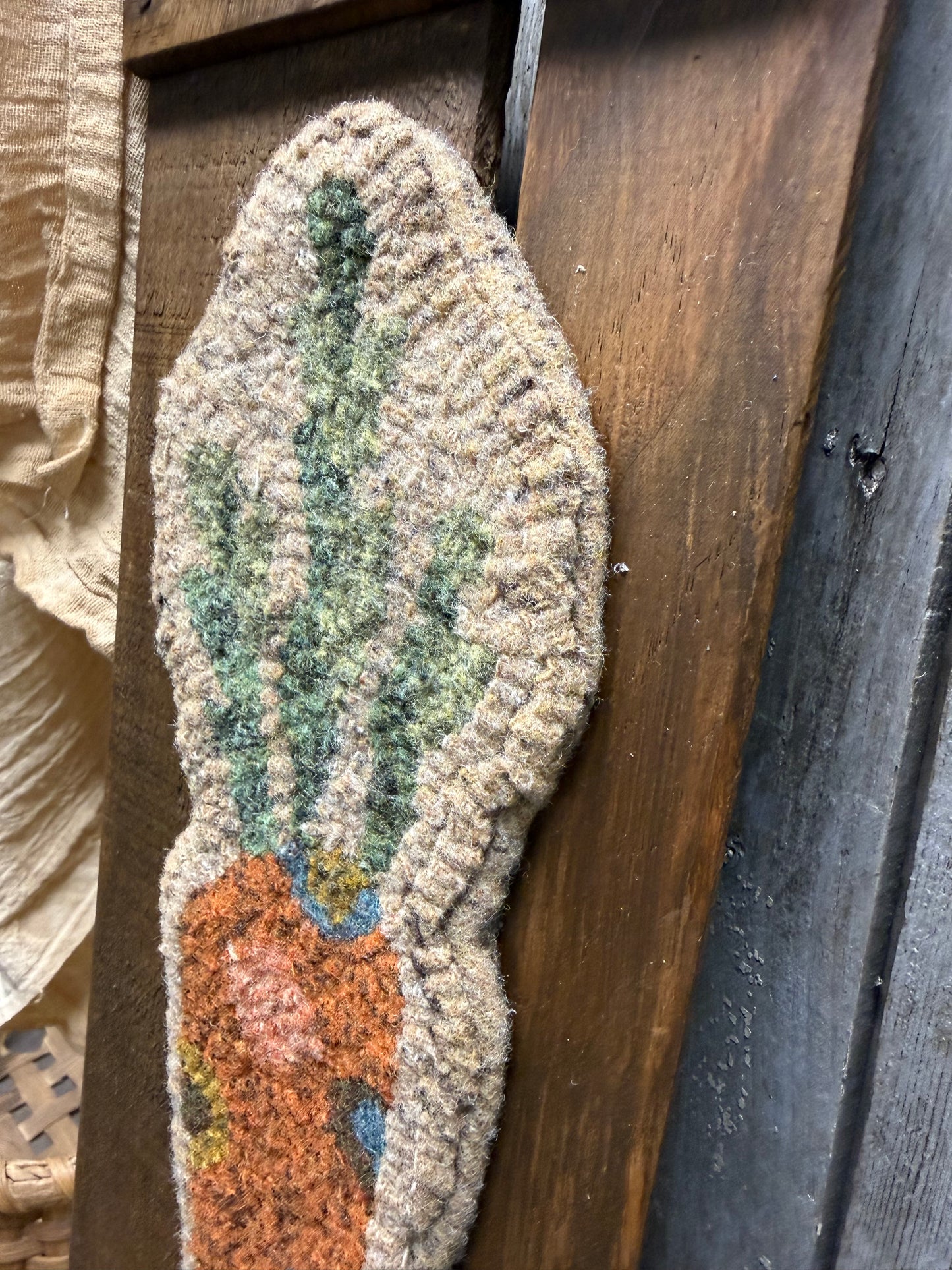 Hooked, Skinning Board, FOLK ART CARROT