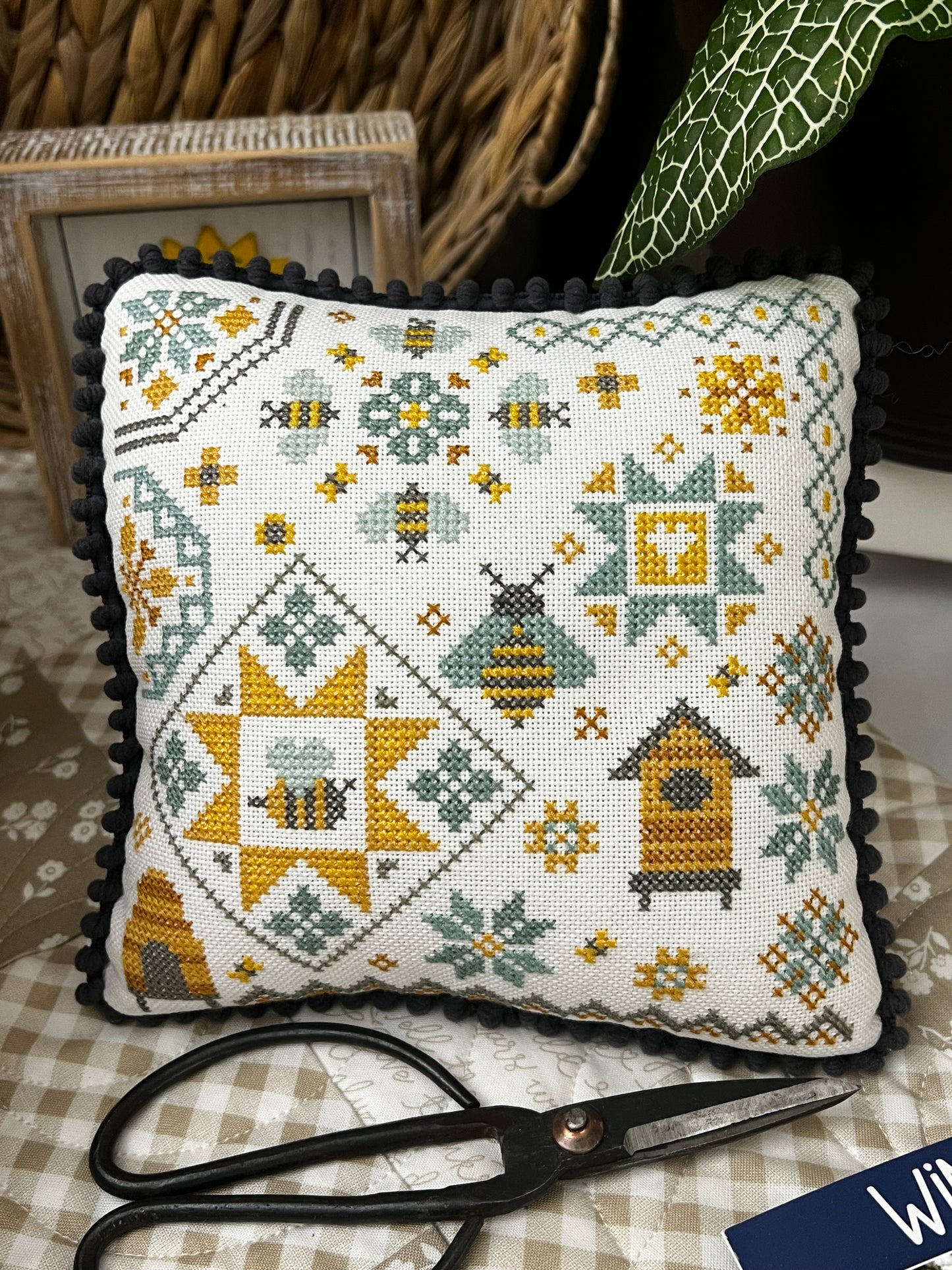 Pattern, CS, HONEYBEE QUAKER