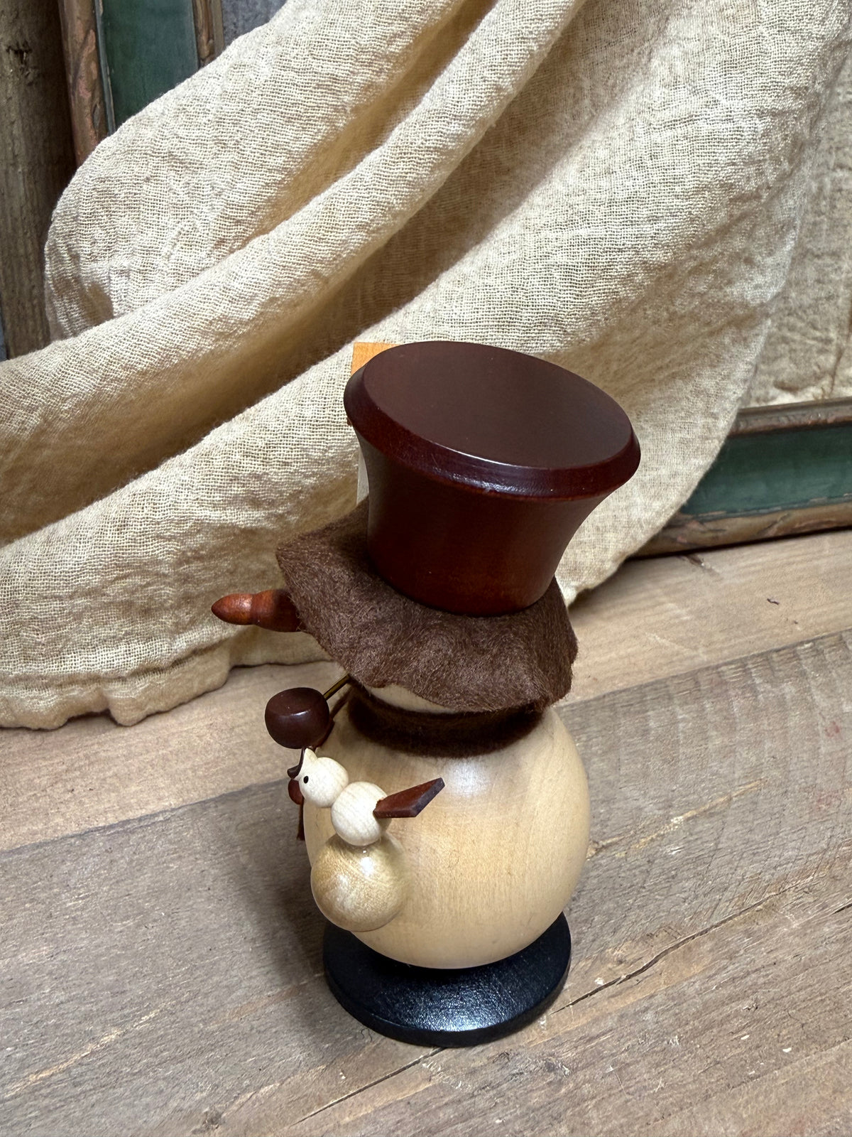 SNOWMAN W/ AVIARY, 4" Smoker