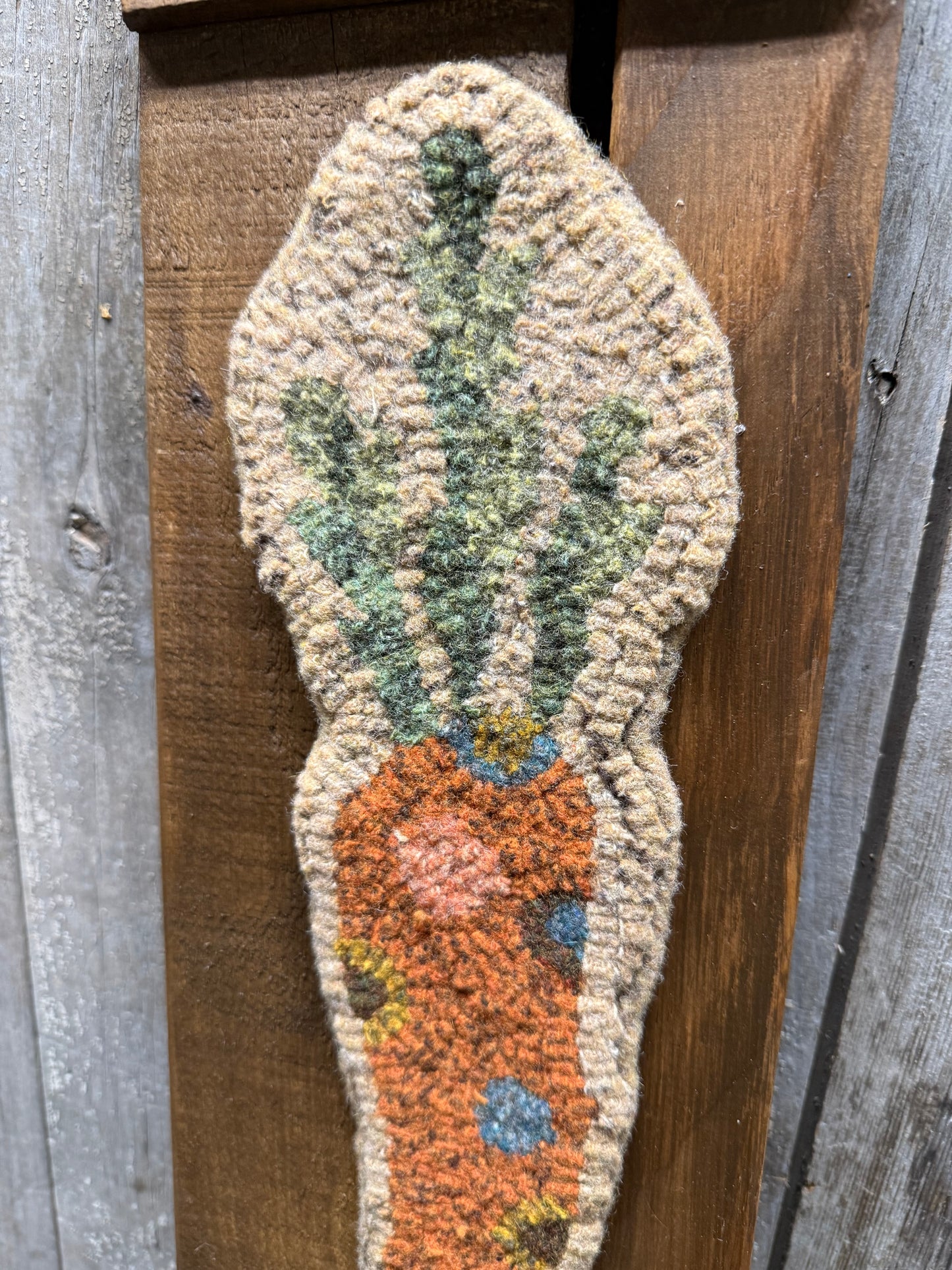 Hooked, Skinning Board, FOLK ART CARROT