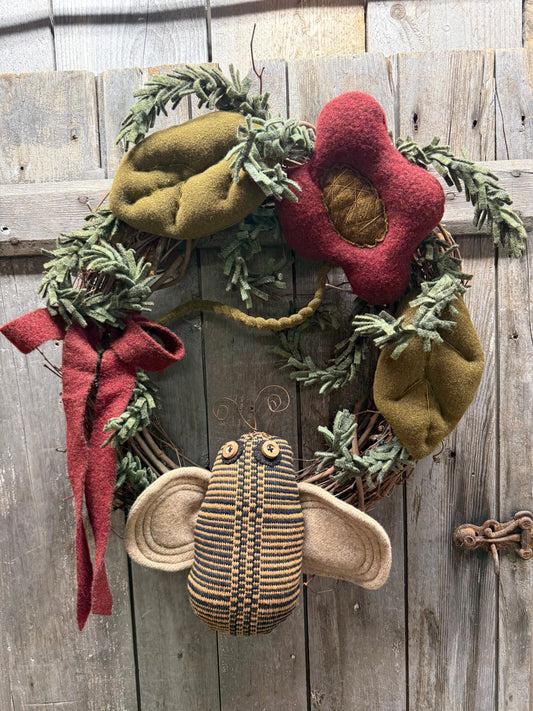 Wreath, 23" WOOLY BEE & DAISY