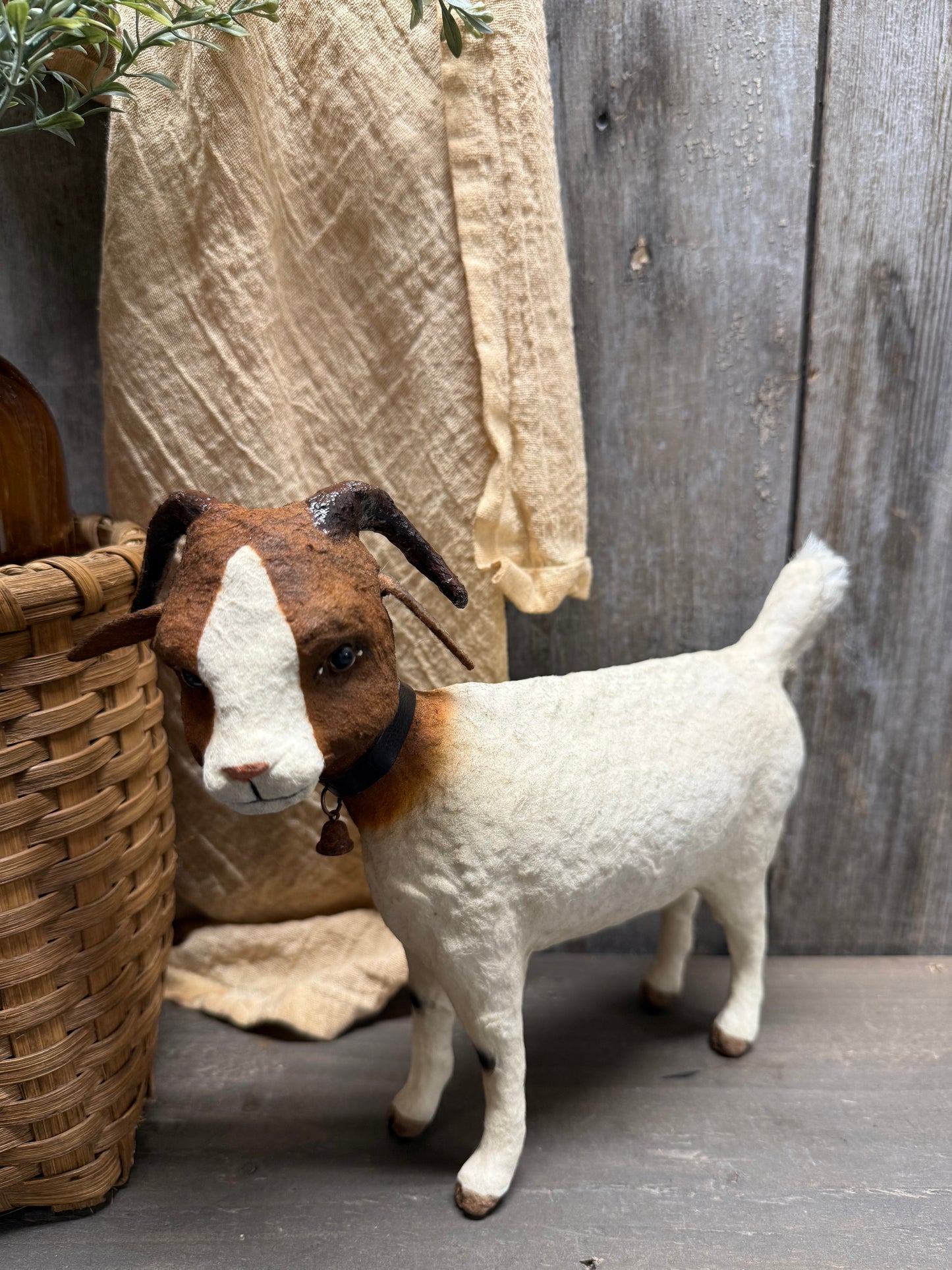 BROWN/WHITE GOAT, Large