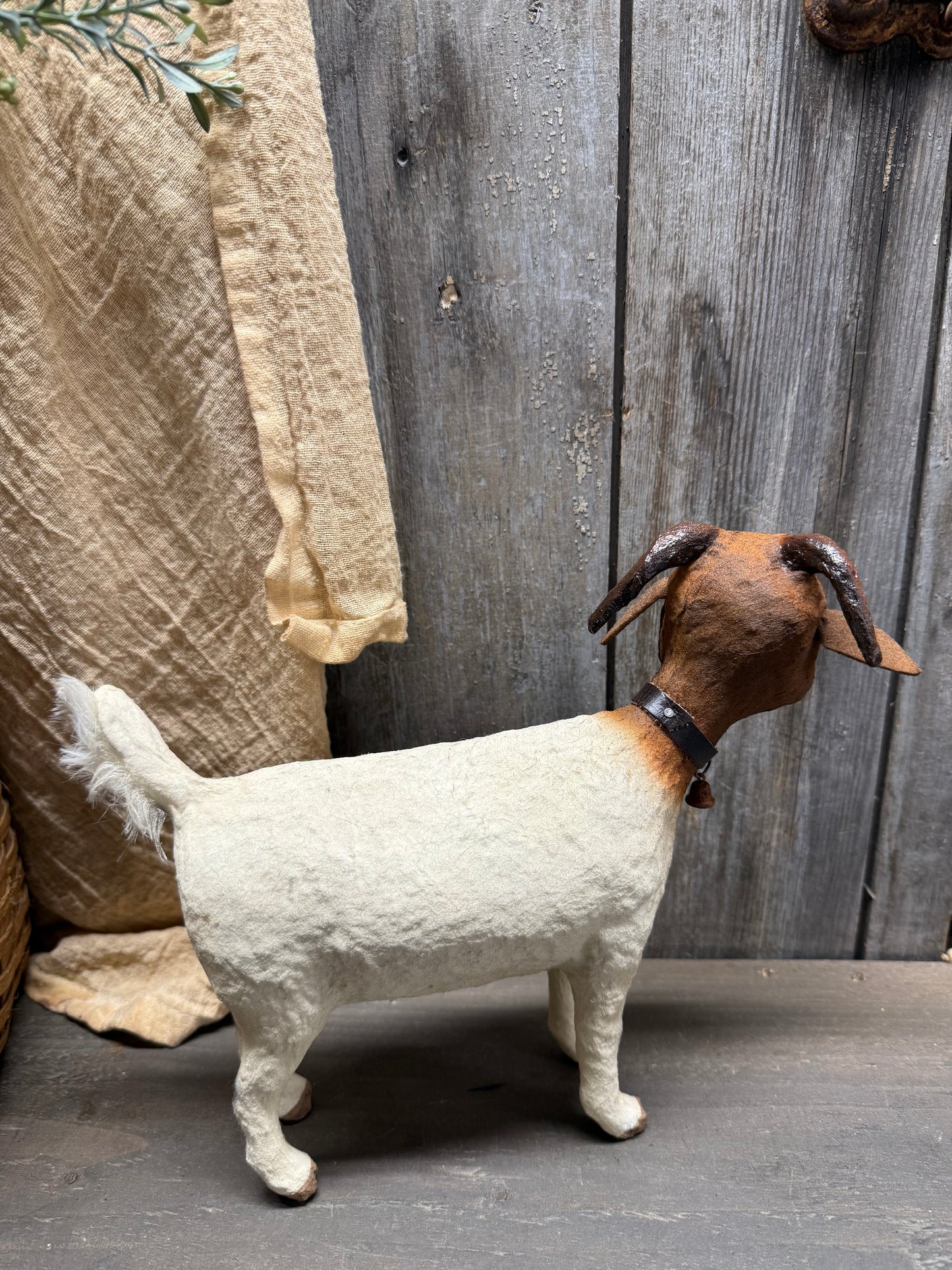 BROWN/WHITE GOAT, Large