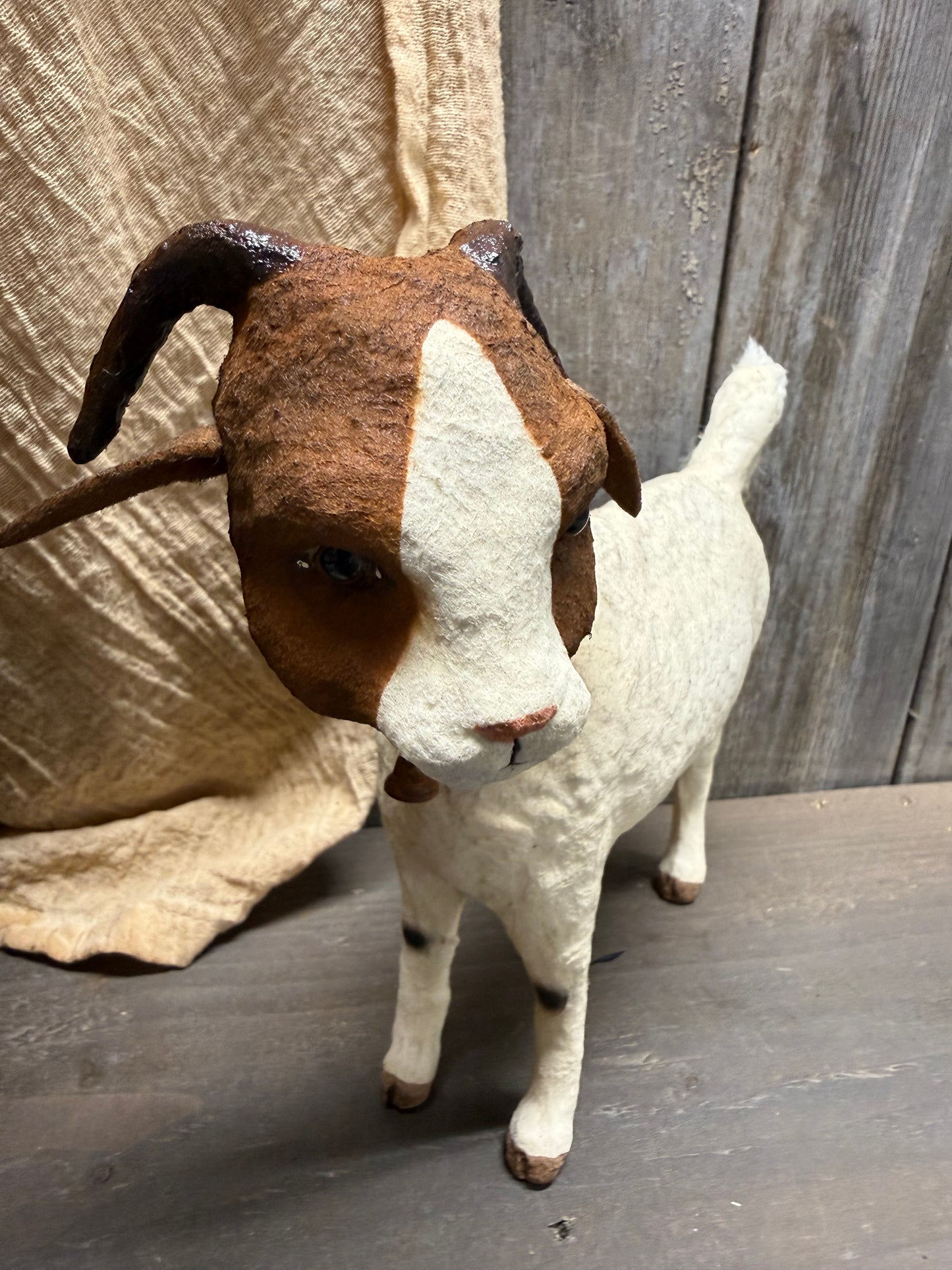 BROWN/WHITE GOAT, Large