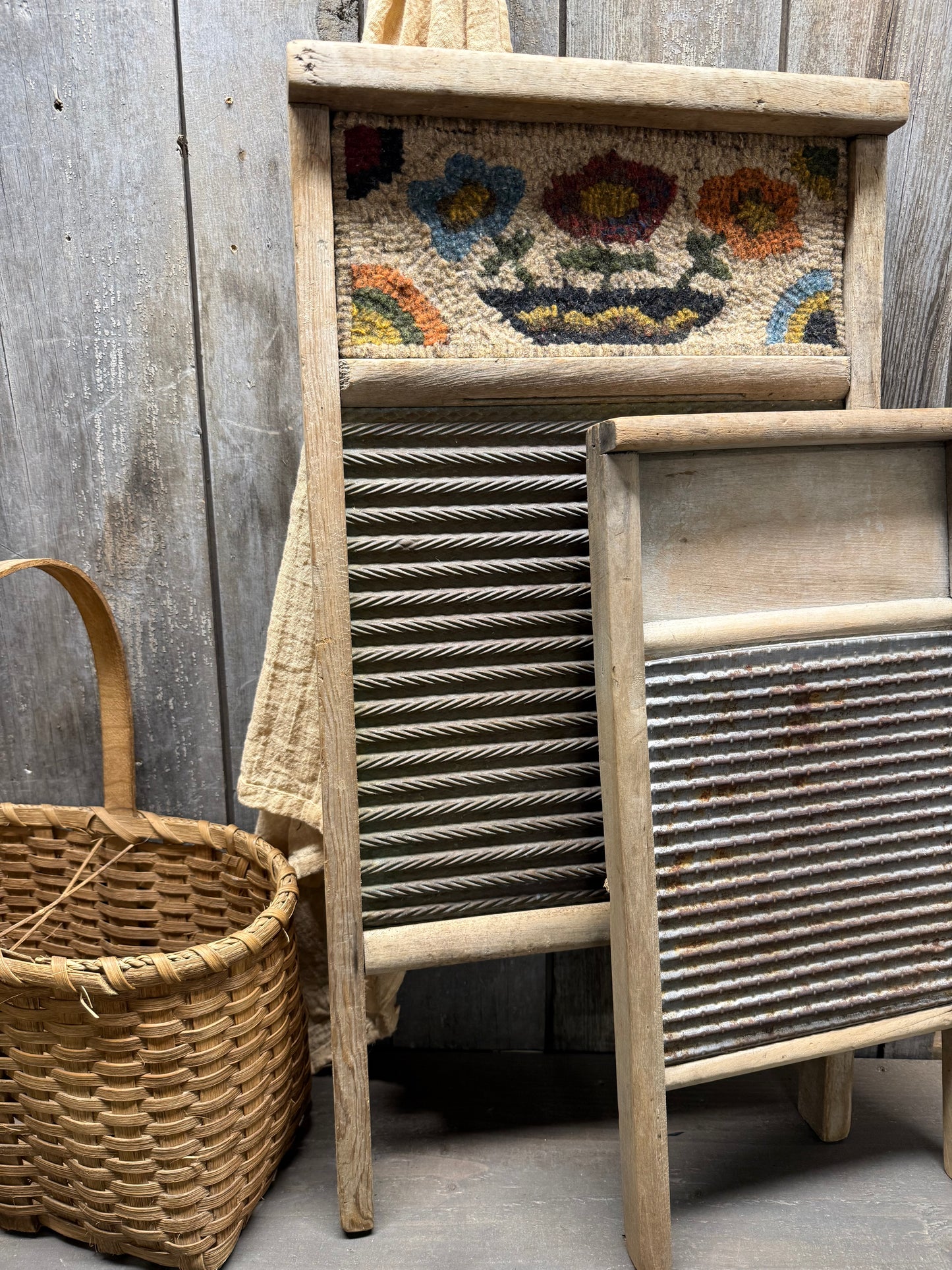 Hooked, Washboard, FOLK ART DAISIES