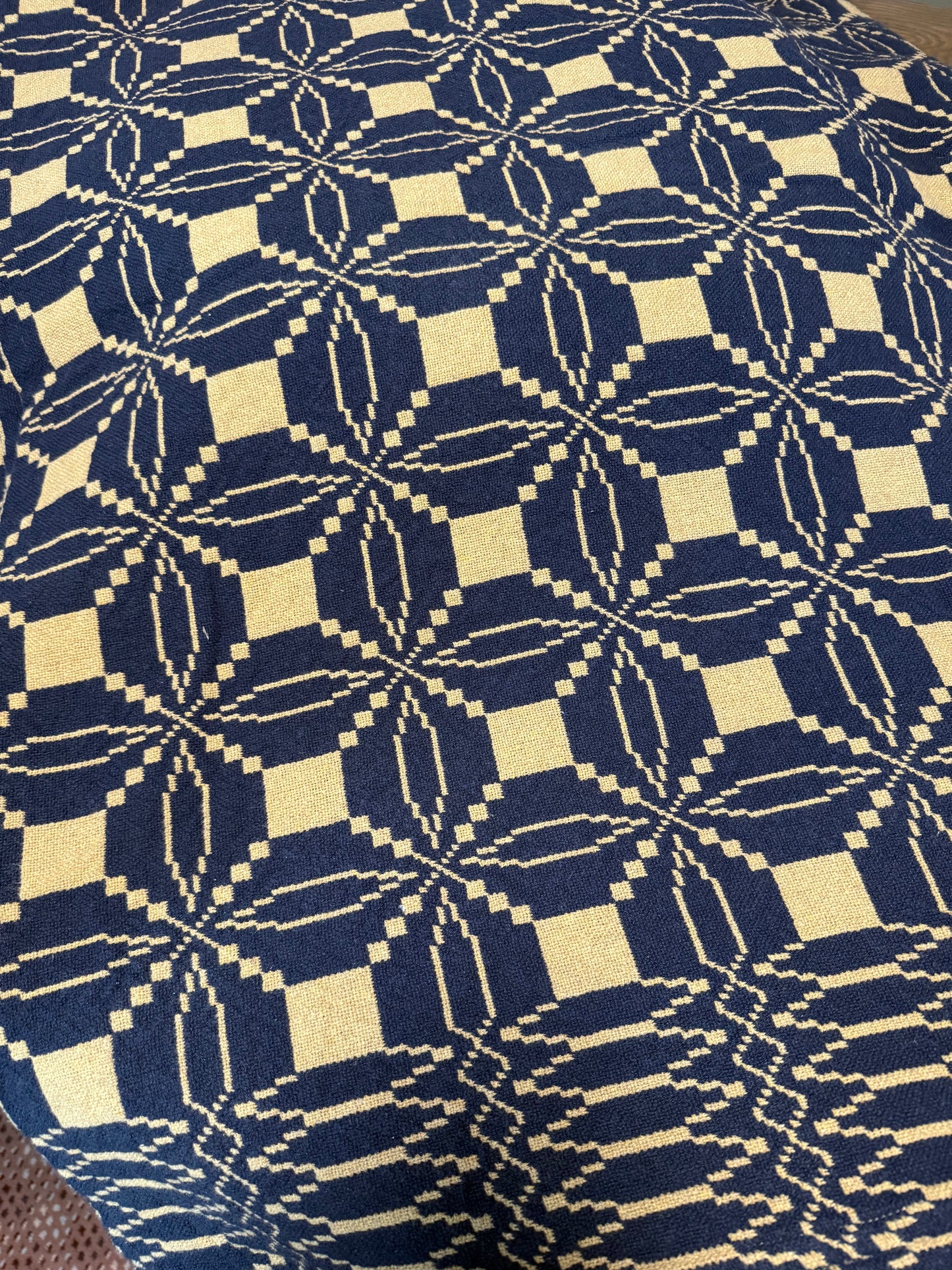 QUEEN COVERLET/SHAMS, FHW, Gently Used