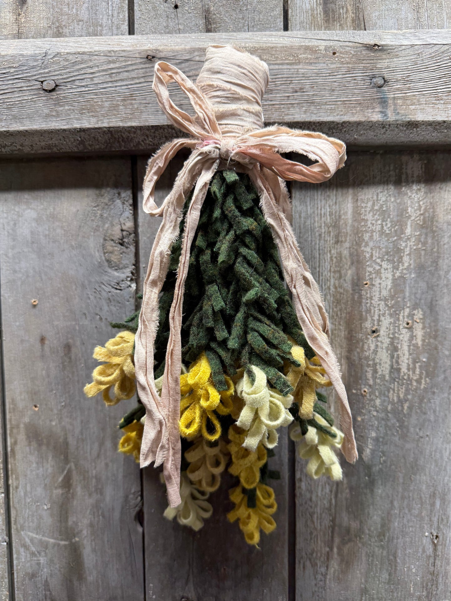 HANGING BOUQUET, 14", Wool