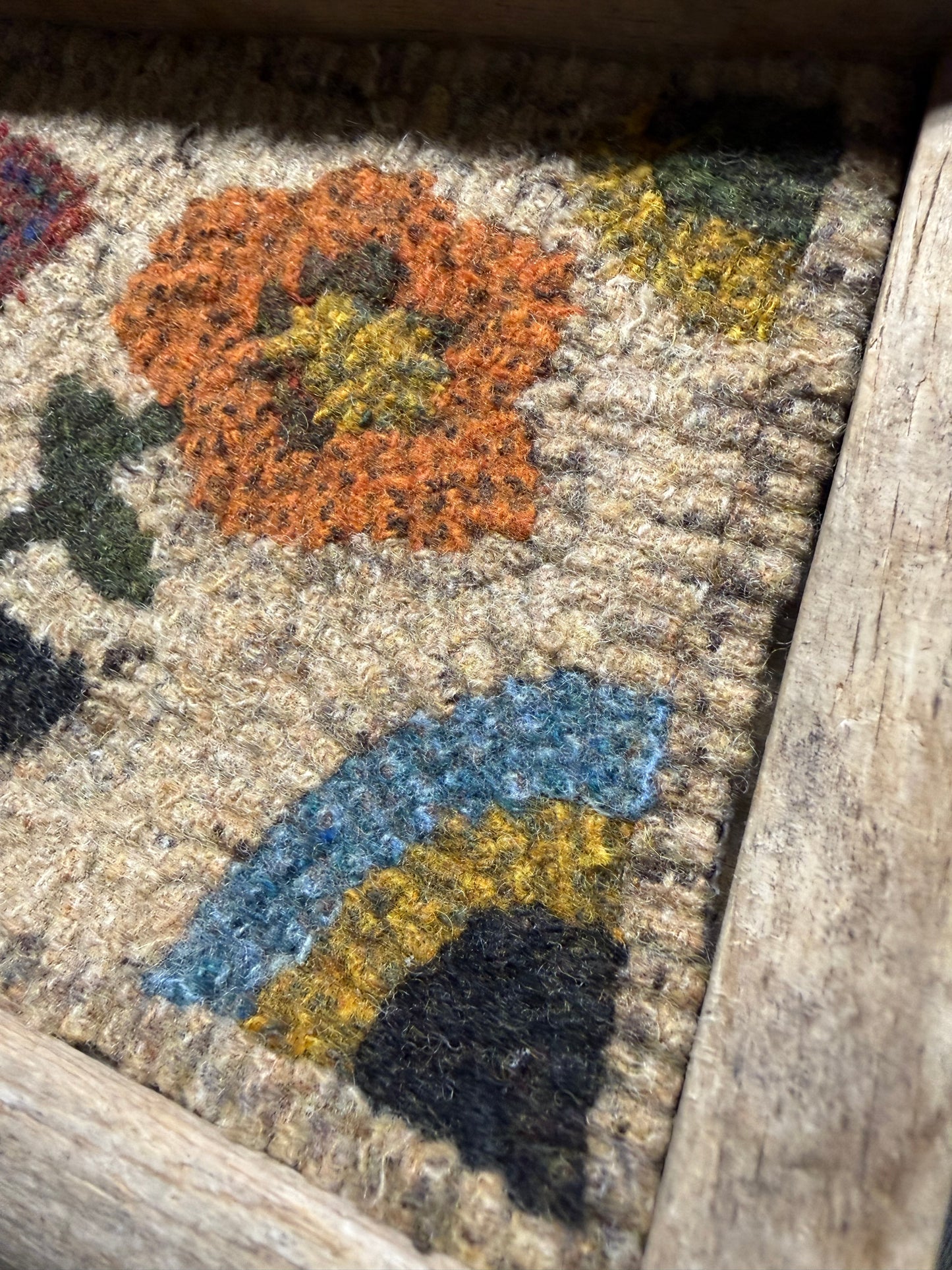 Hooked, Washboard, FOLK ART DAISIES