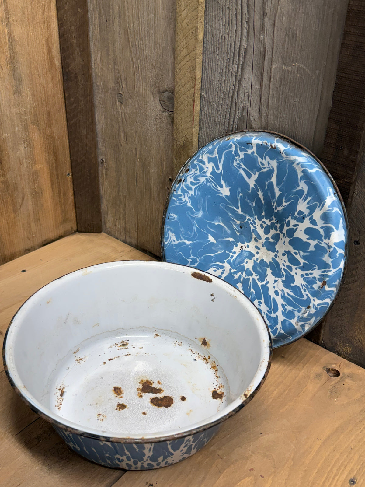 ENAMELWARE CASSEROLE, 9", BL/WH Swirl