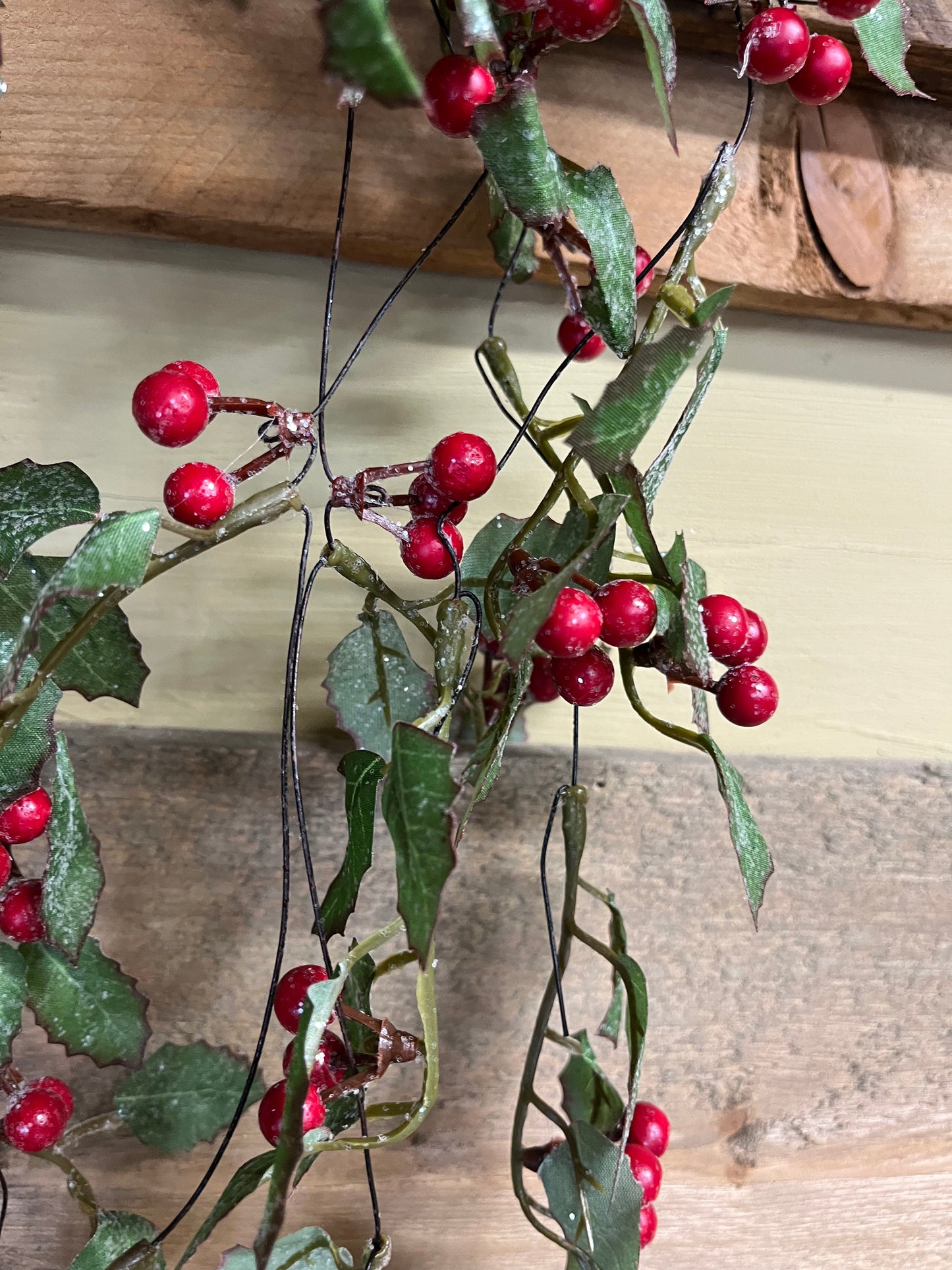 Hanging Vine, 40", HOLLY W/ BERRIES