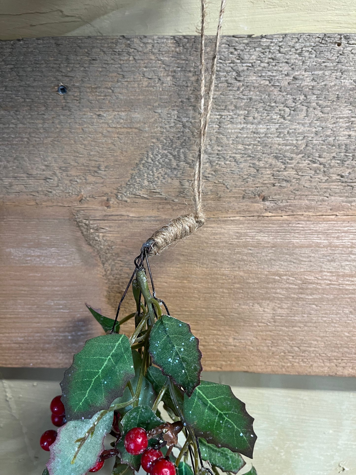 Hanging Vine, 40", HOLLY W/ BERRIES