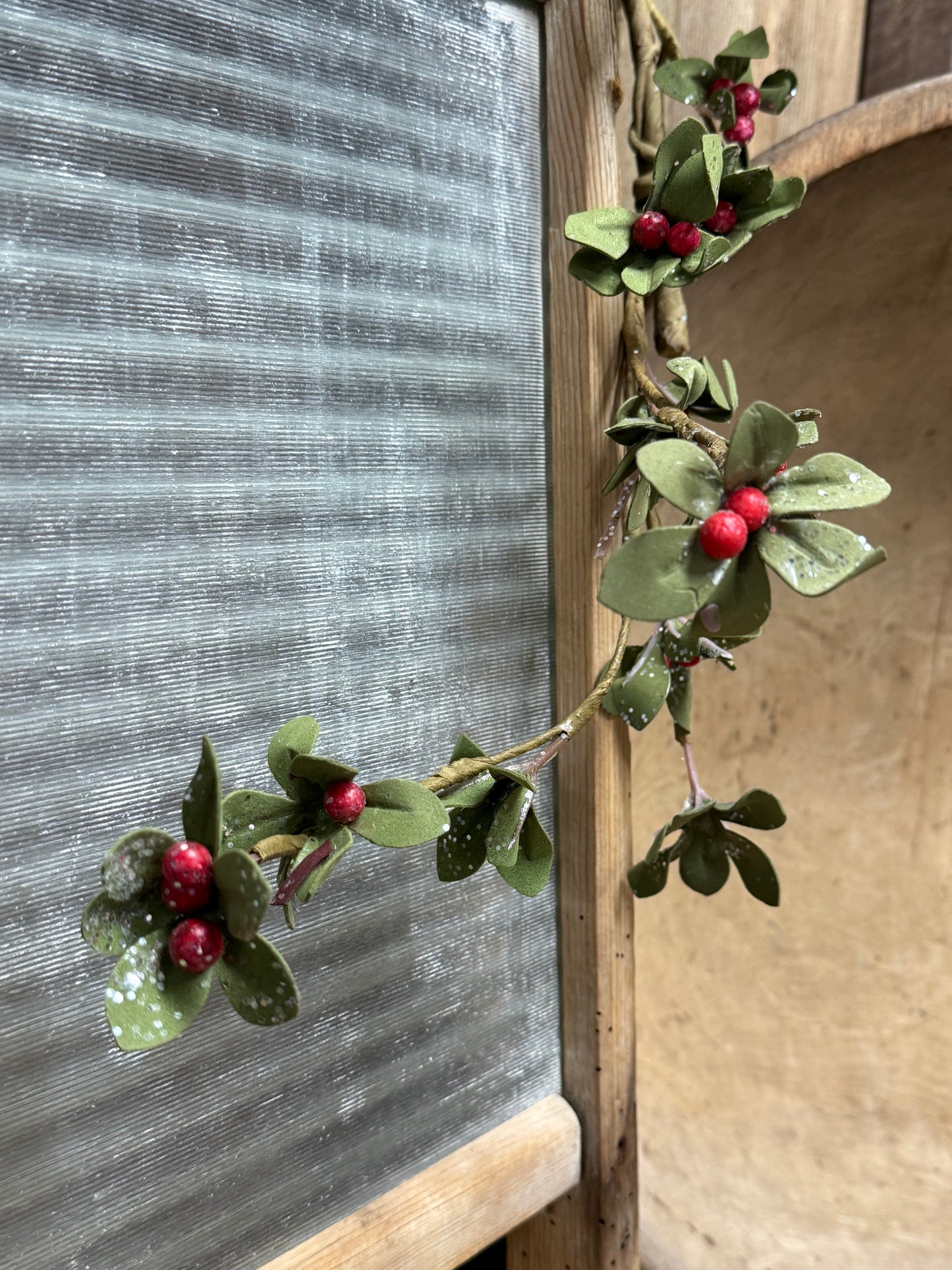Garland, 48", GREEN LEAF & RED BERRY