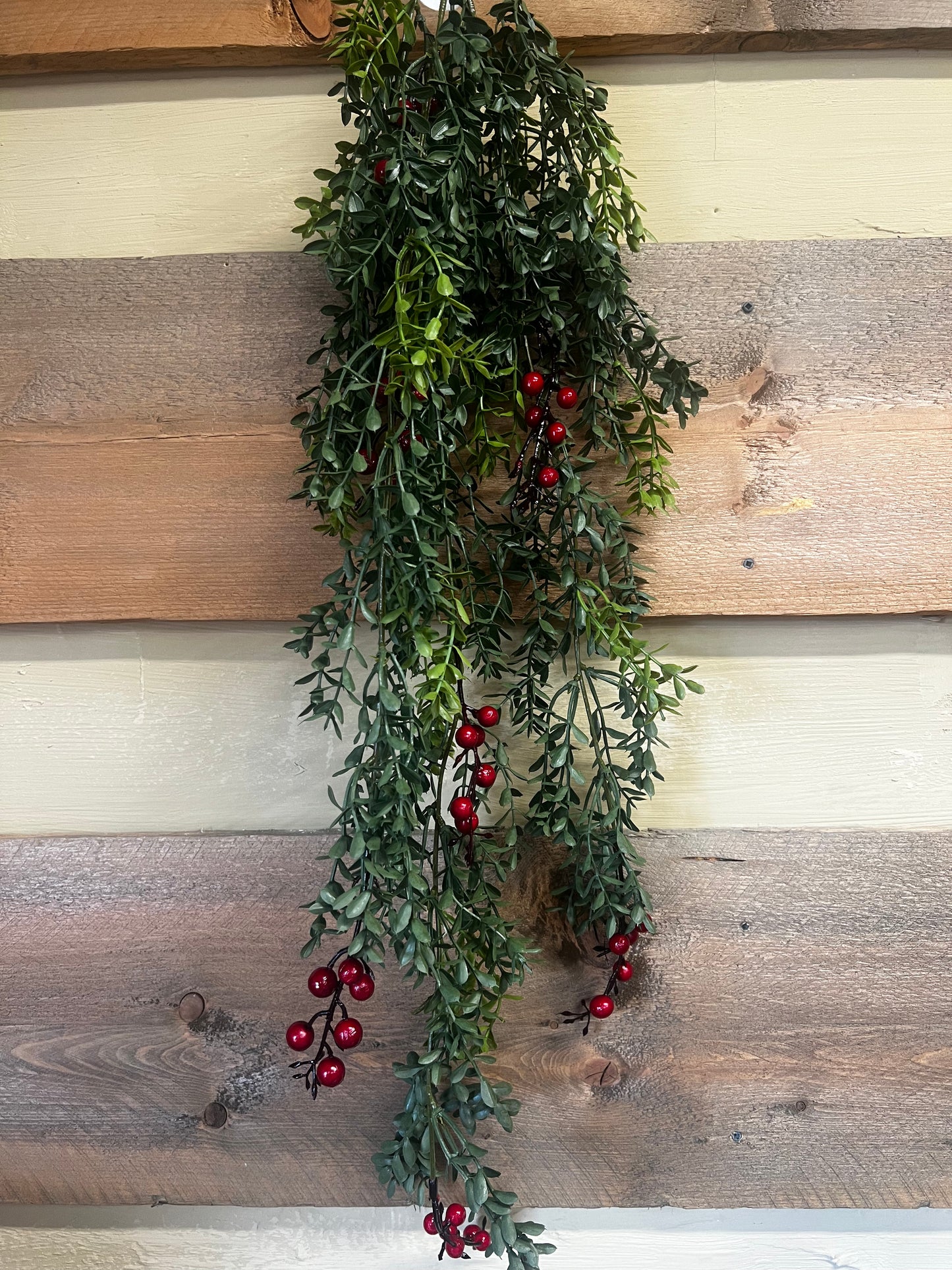 Hanging Bush, 32", NEW ENGLAND BOXWOOD & BERRIES