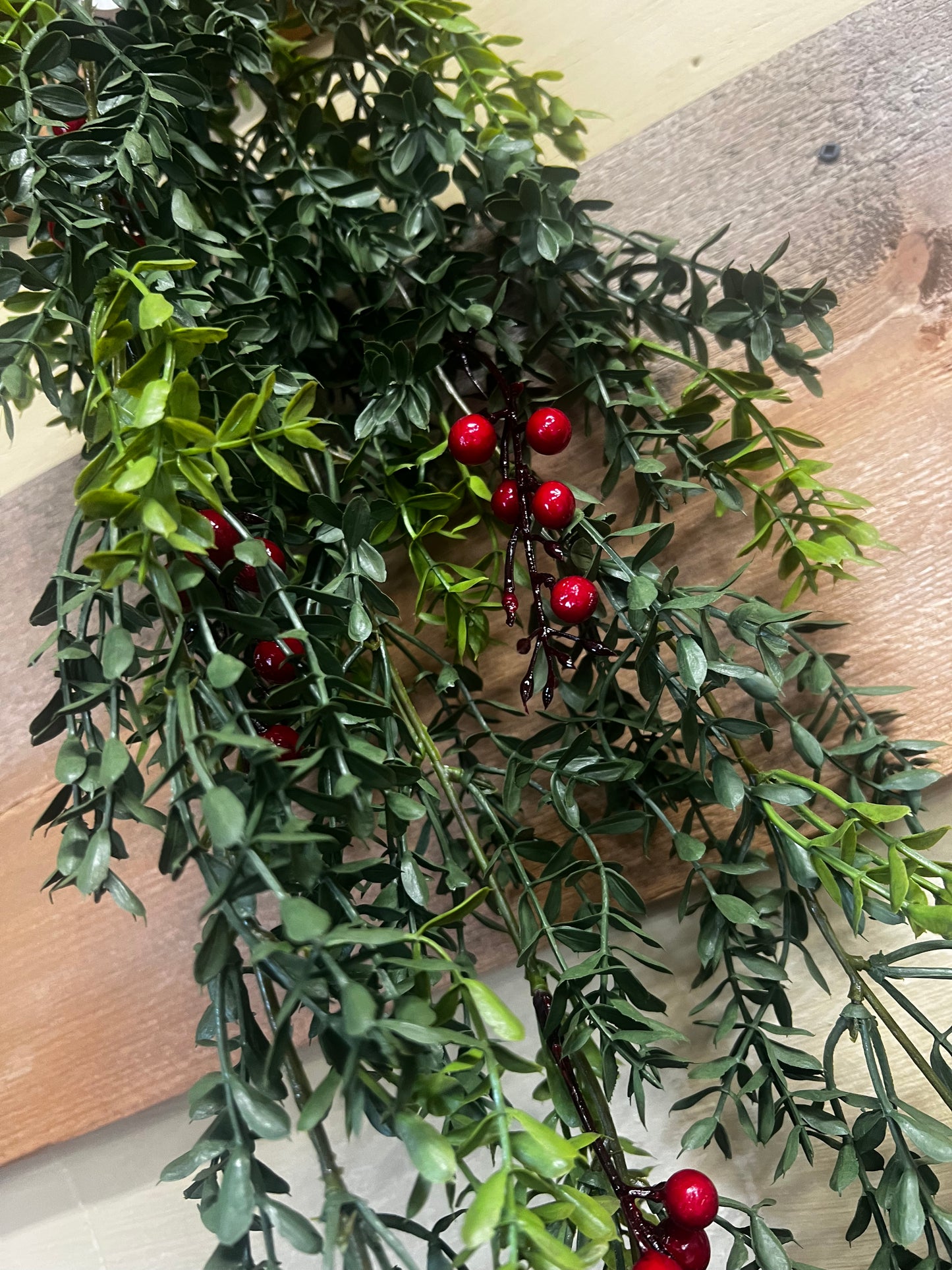 Hanging Bush, 32", NEW ENGLAND BOXWOOD & BERRIES