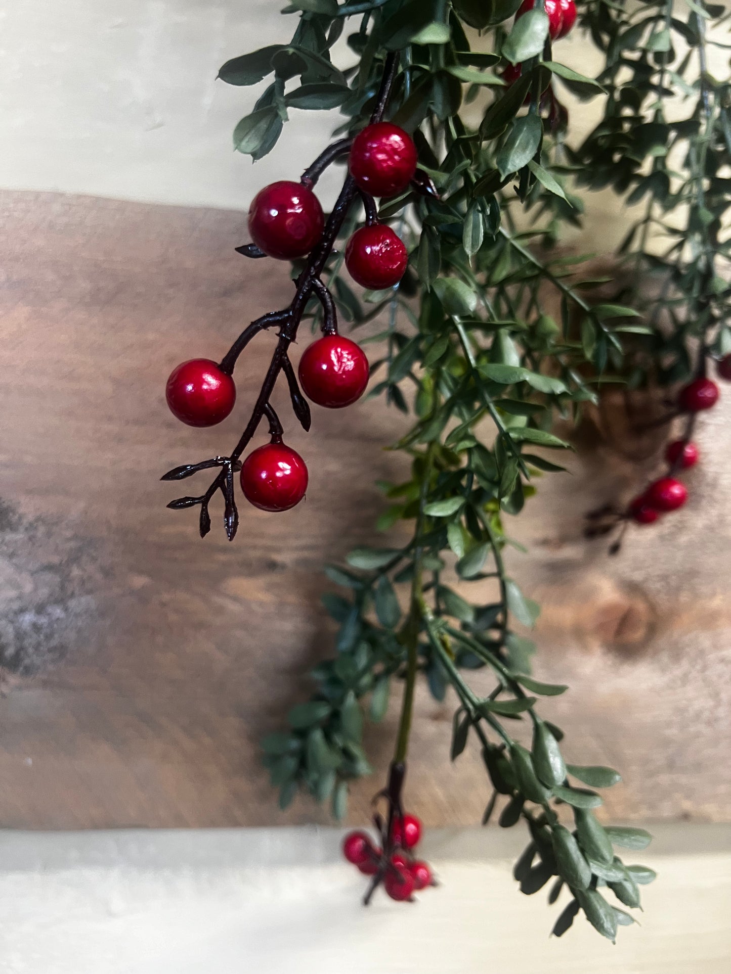 Hanging Bush, 32", NEW ENGLAND BOXWOOD & BERRIES