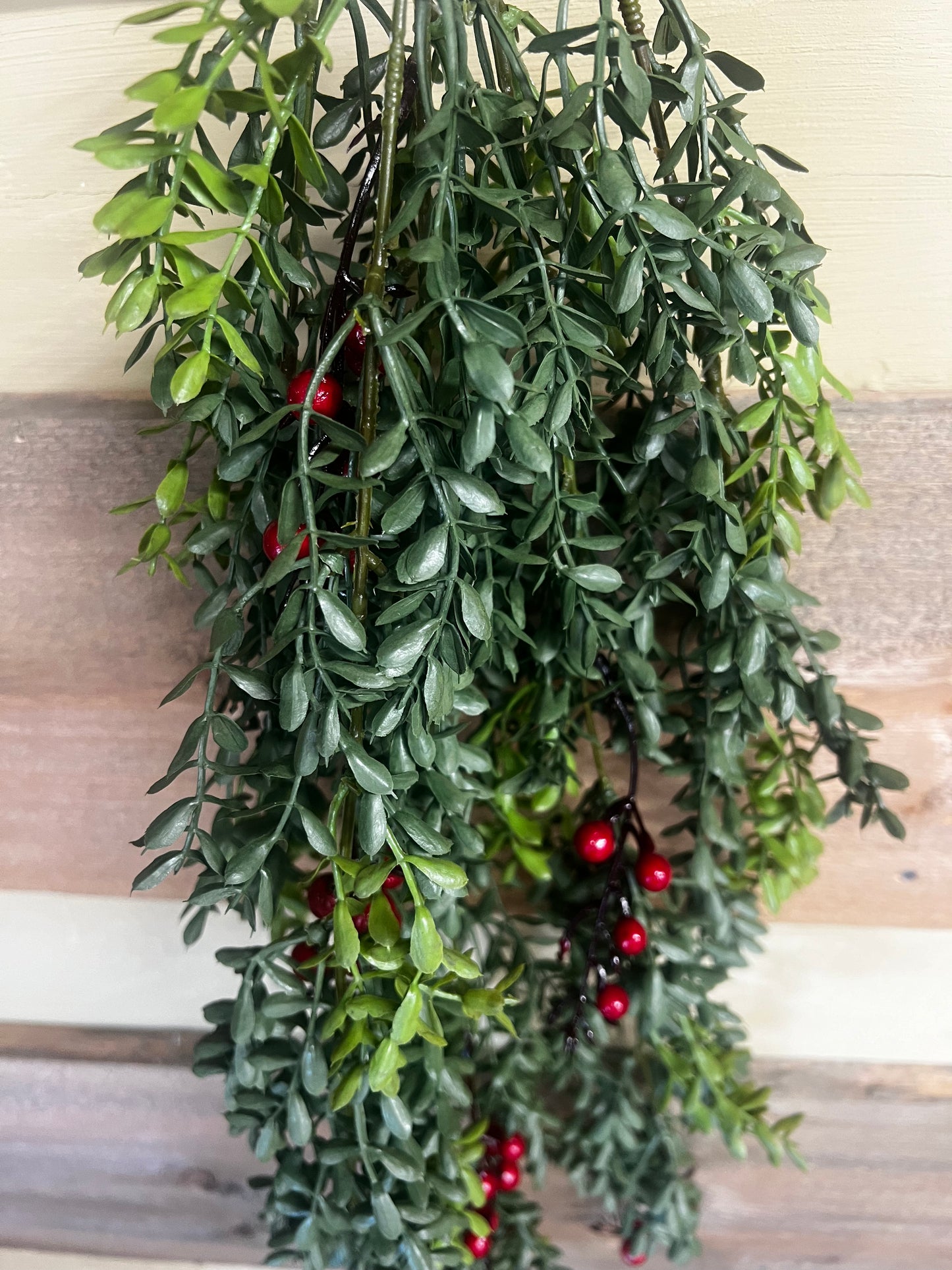 Hanging Bush, 32", NEW ENGLAND BOXWOOD & BERRIES