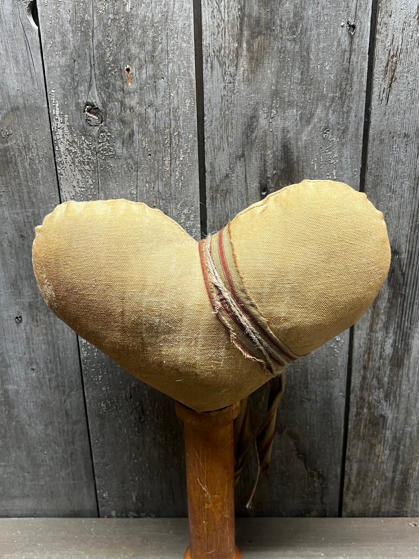 Heart w/ Key, 14", Black Base, TAN