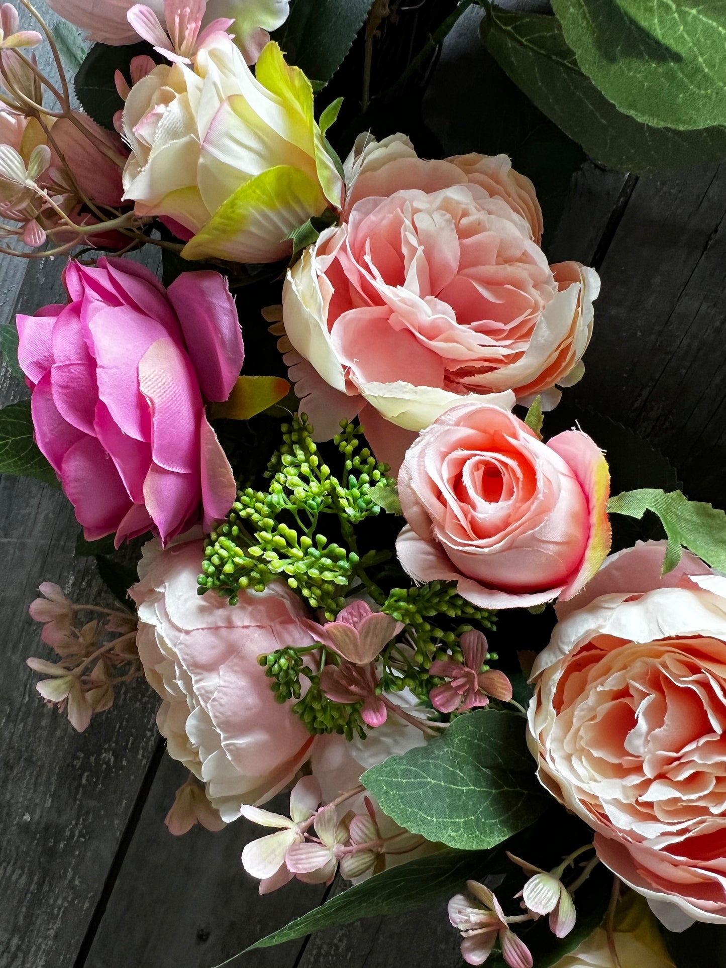 Wreath, 22", MIXED CABBAGE ROSE