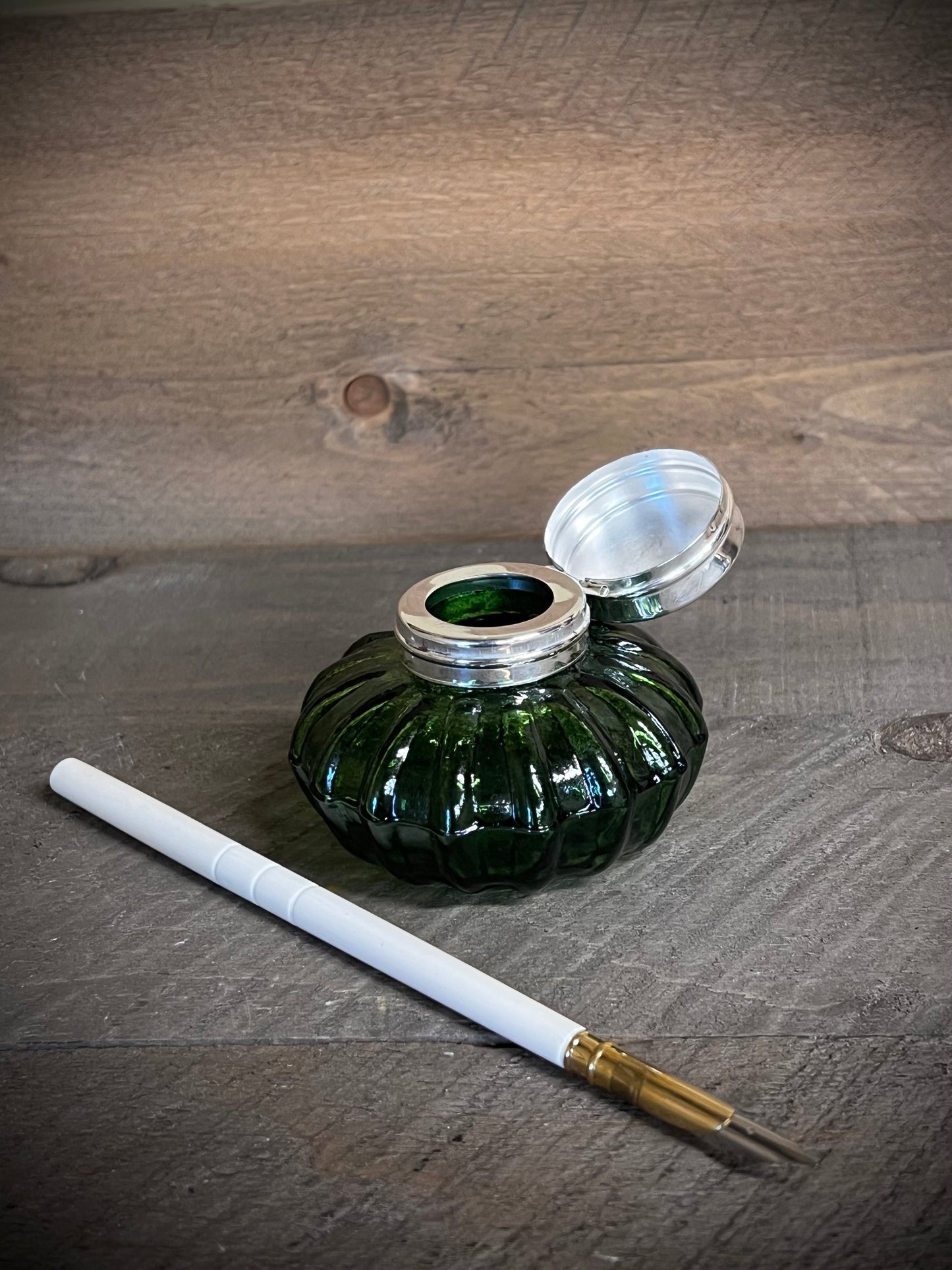 Inkwell, 3", Swirl Glass, GREEN