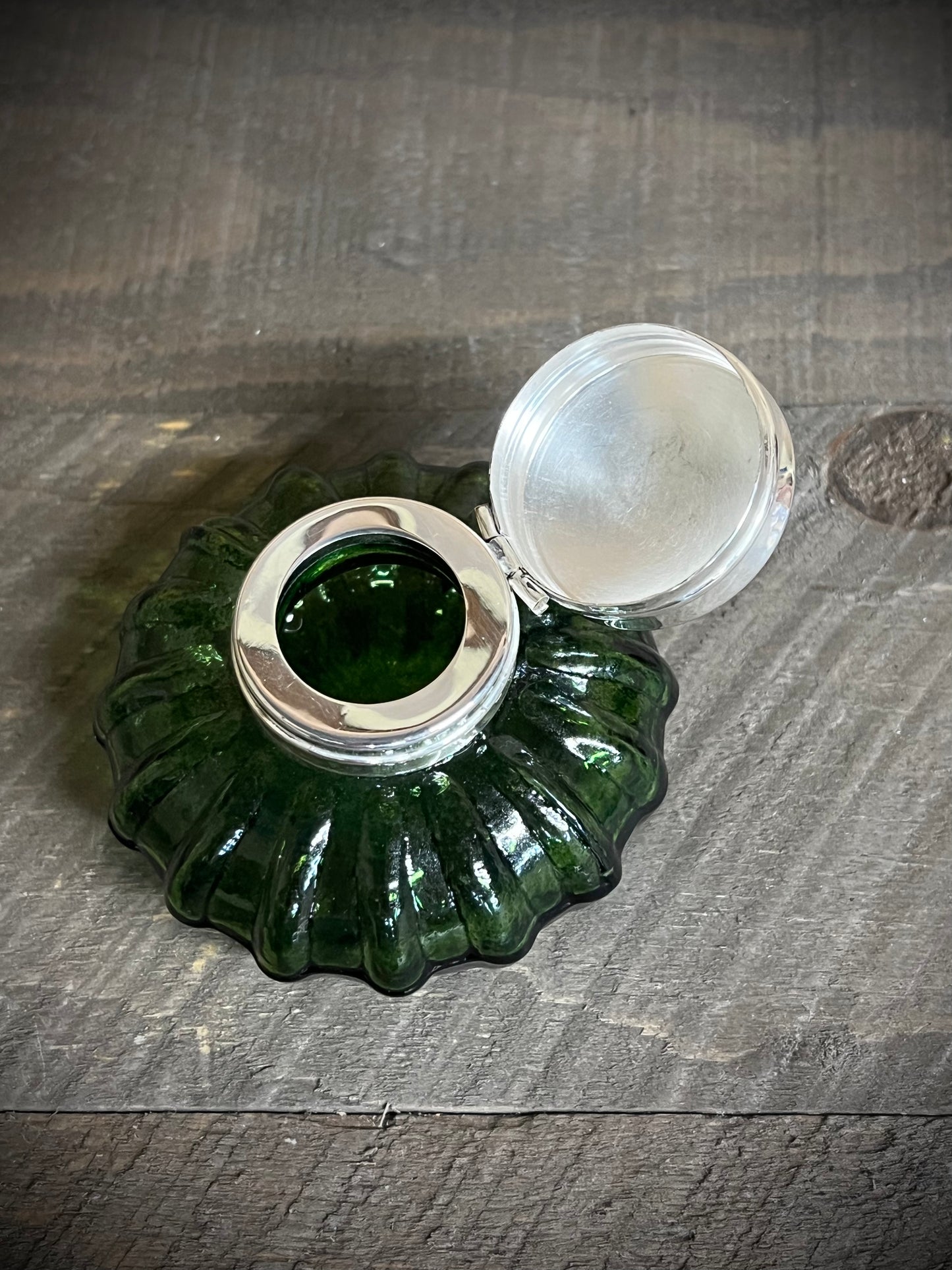 Inkwell, 3", Swirl Glass, GREEN